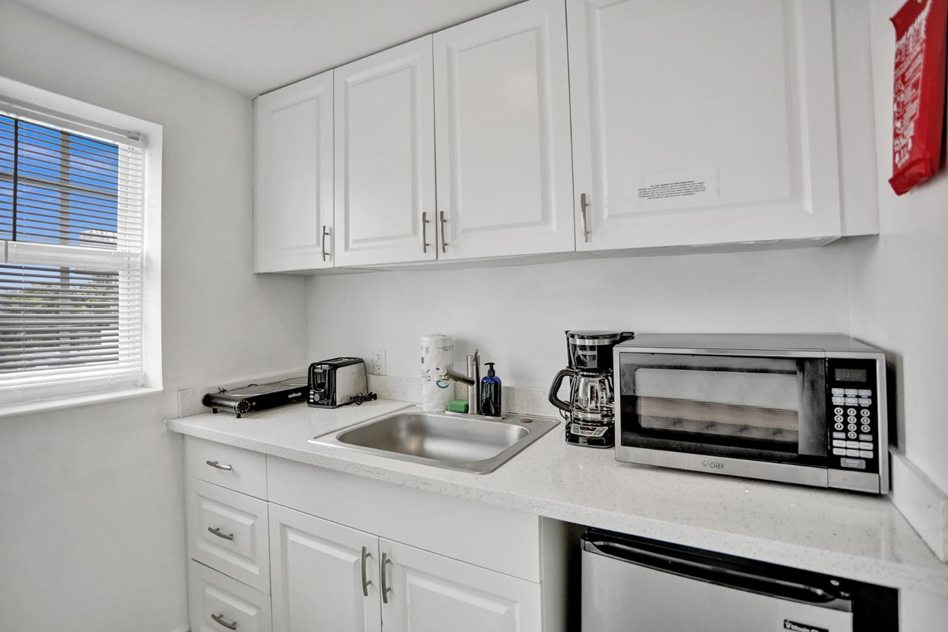 Superior One-Bedroom Suite with Kitchen thumbnail 6
