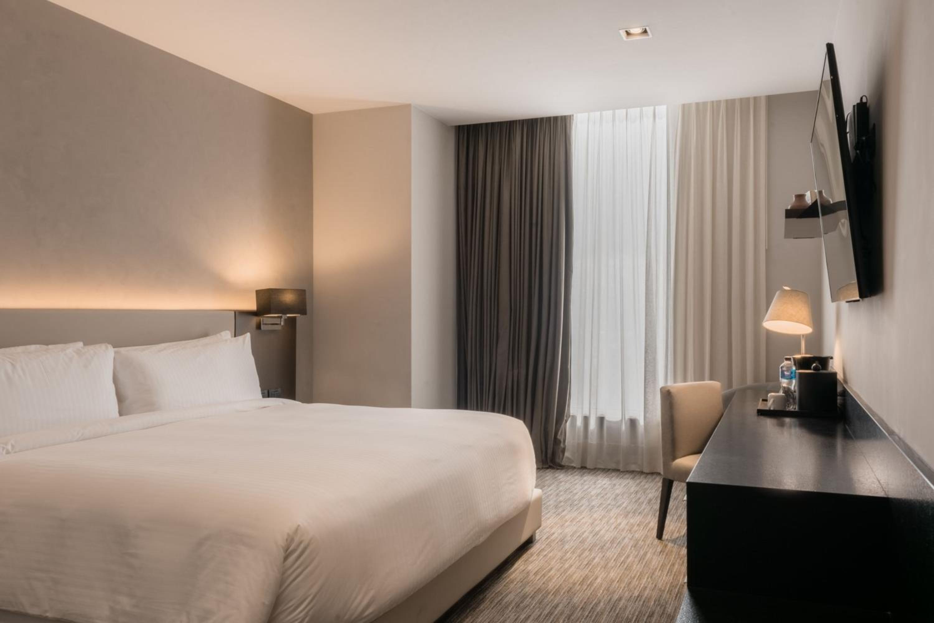 Traditional, Guest room, 1 King, City view photo 1