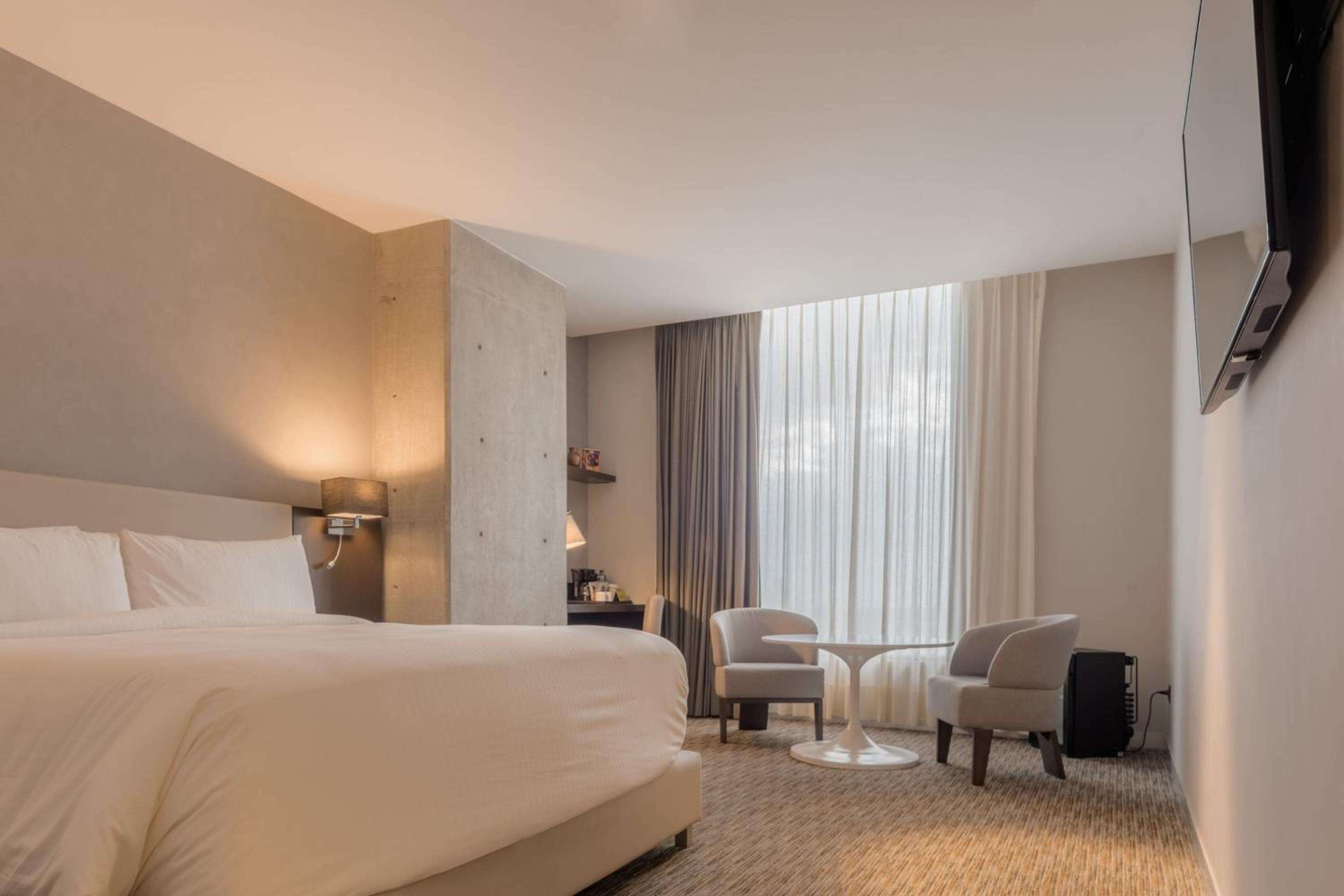 Traditional Standard King Room - Accessible photo 1