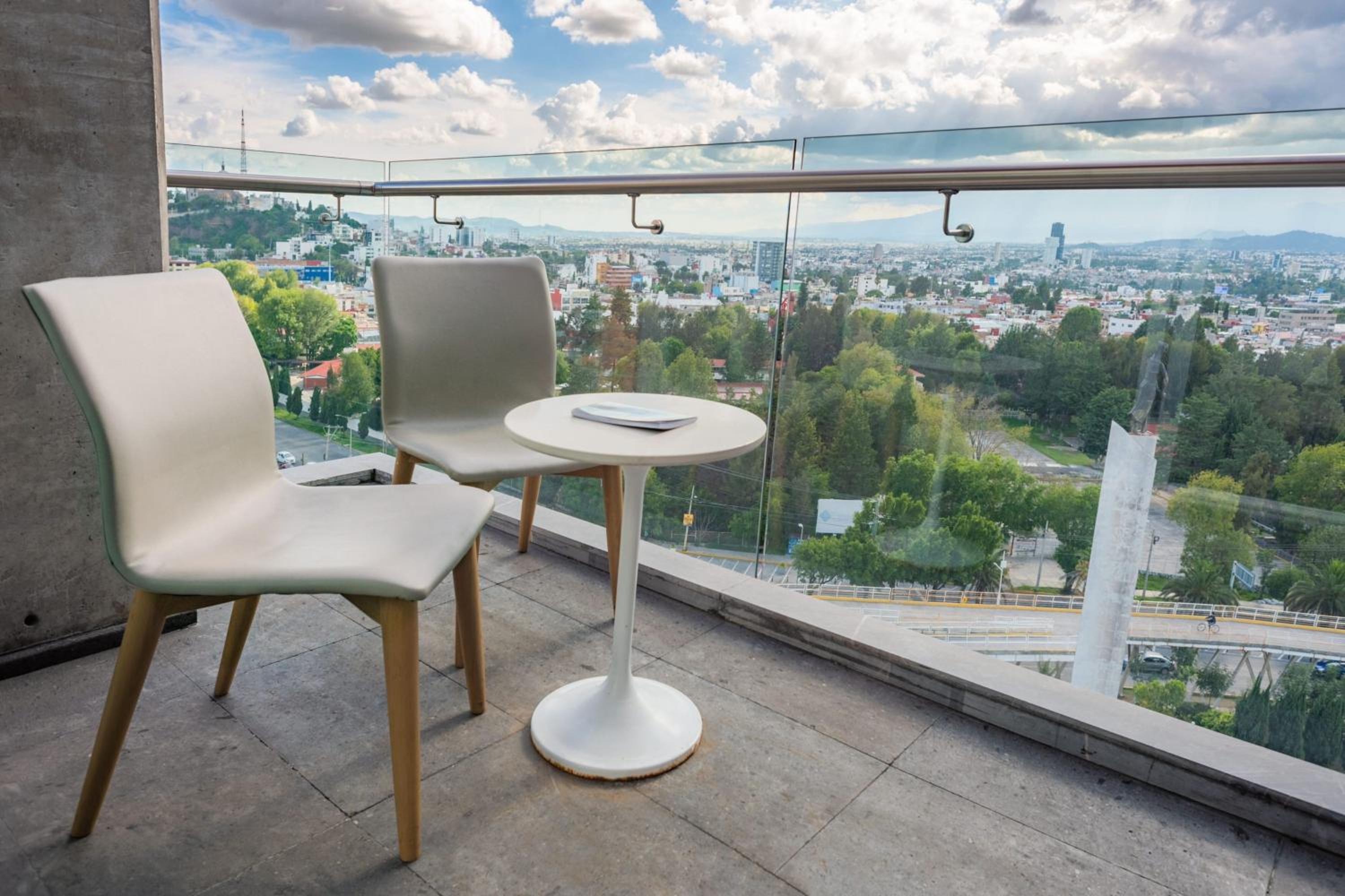 Suite with One King Bed, Balcony and Volcano View photo 2
