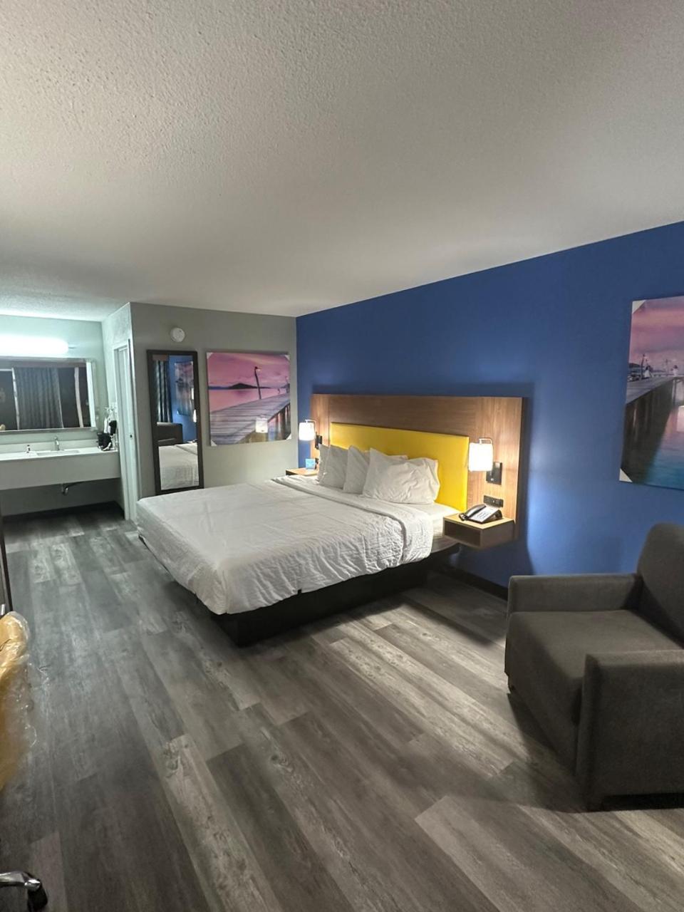 Queen Room - Mobility Access/Non-Smoking - Photo 2