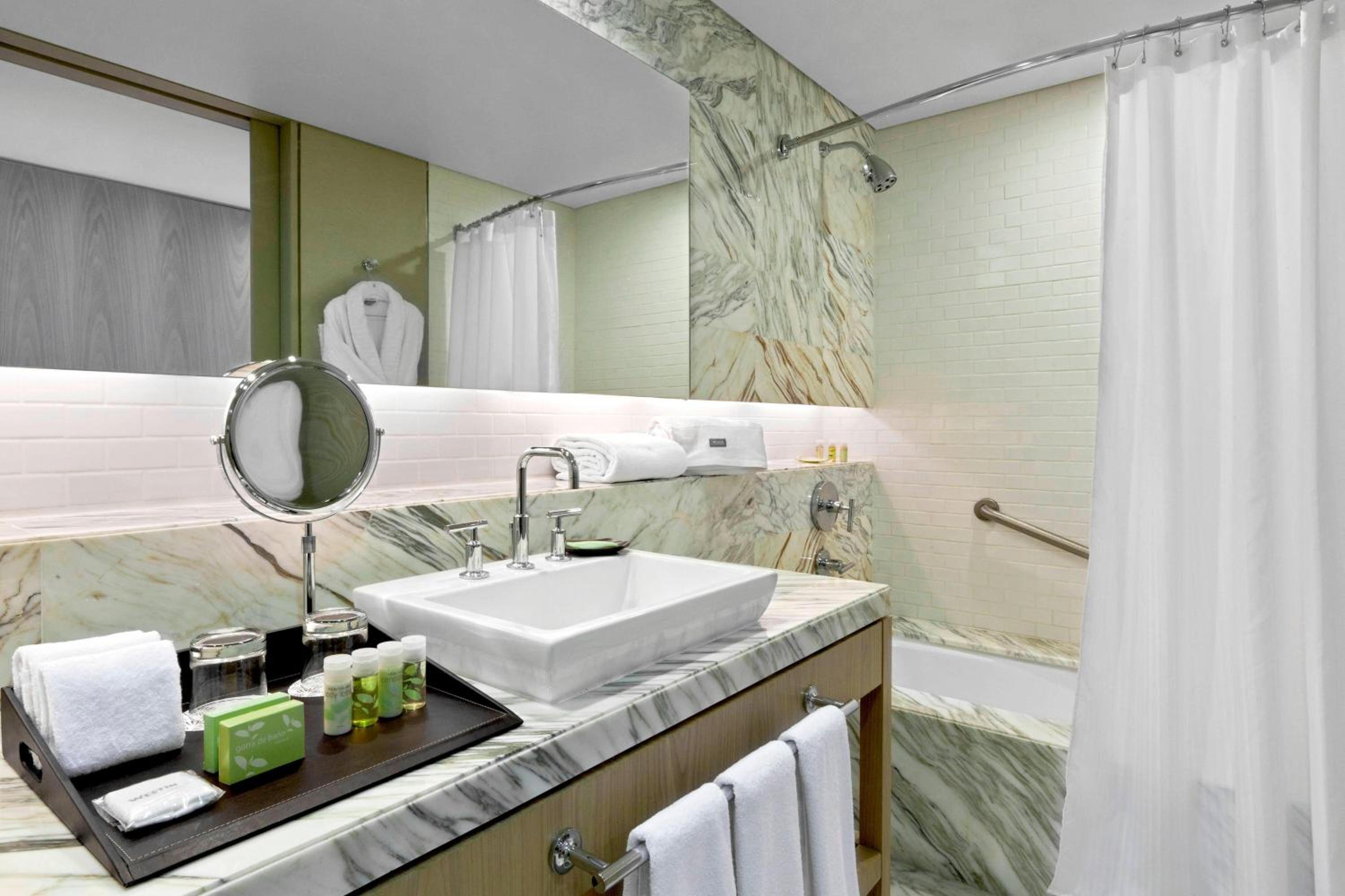 Deluxe 2 Queen Beds, Guest room, 2 Double, City view - Photo 2