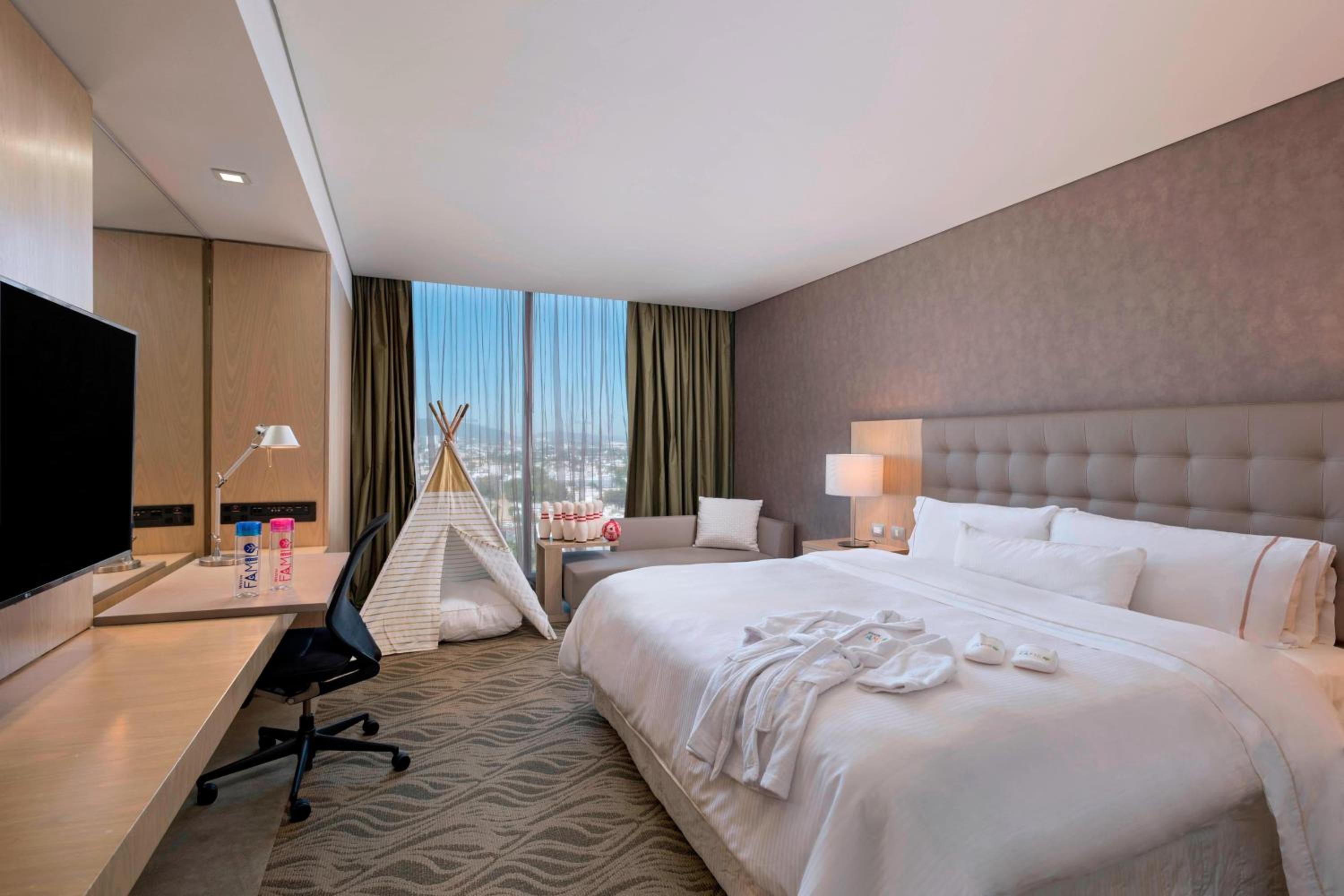 Premium 1 King, Guest room, 1 King, City view - Photo 3