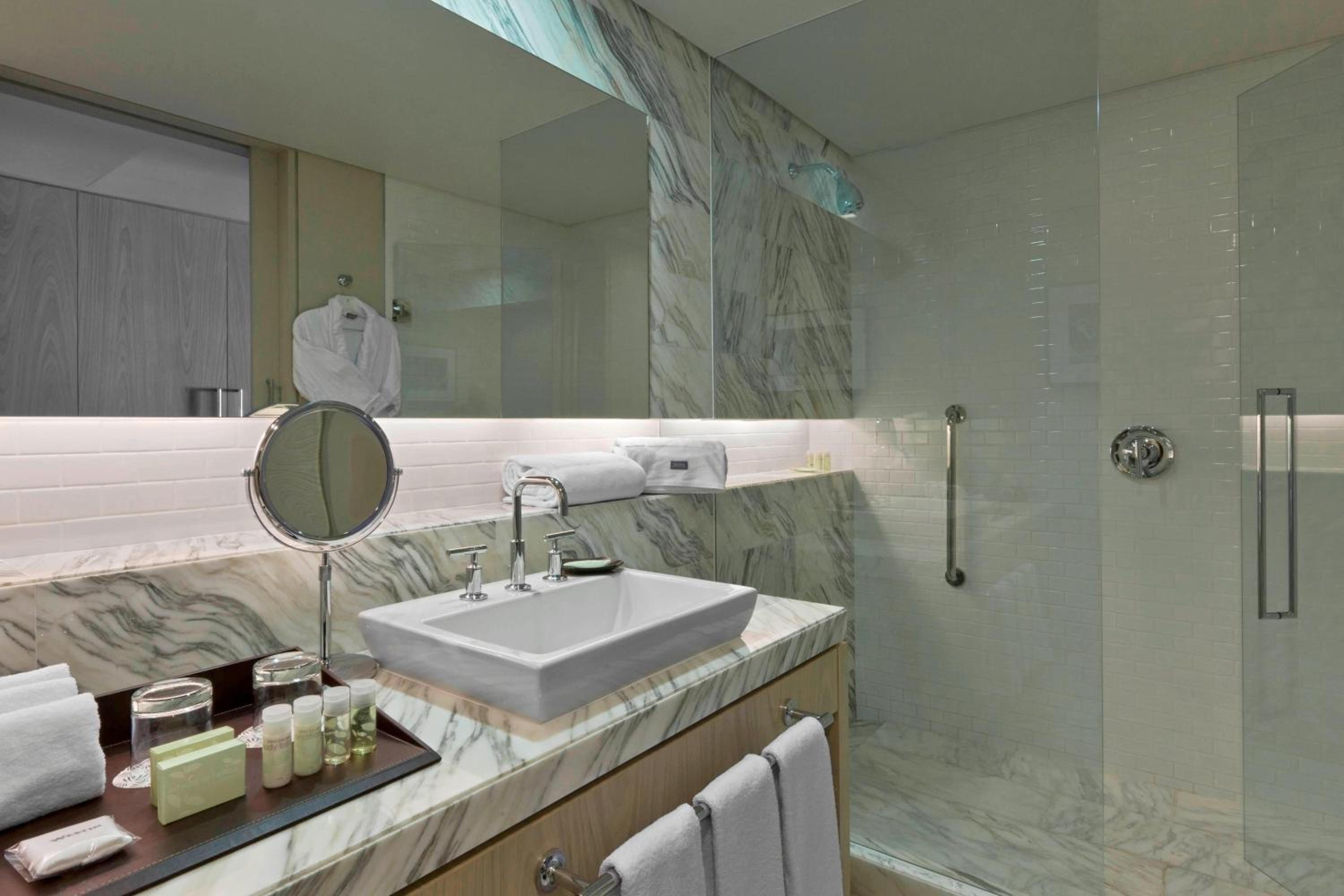 Deluxe 1 King, Guest room, 1 King, City view - Photo 2