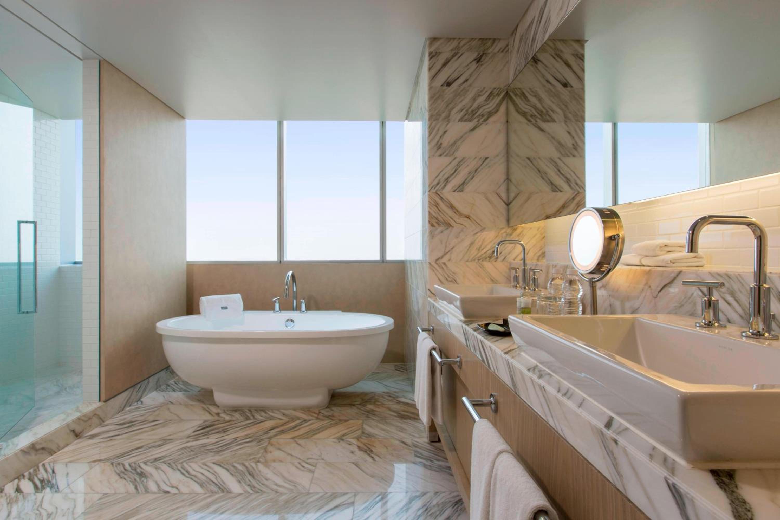 Master, 1 Bedroom Junior Suite, 1 King, City view - Photo 4