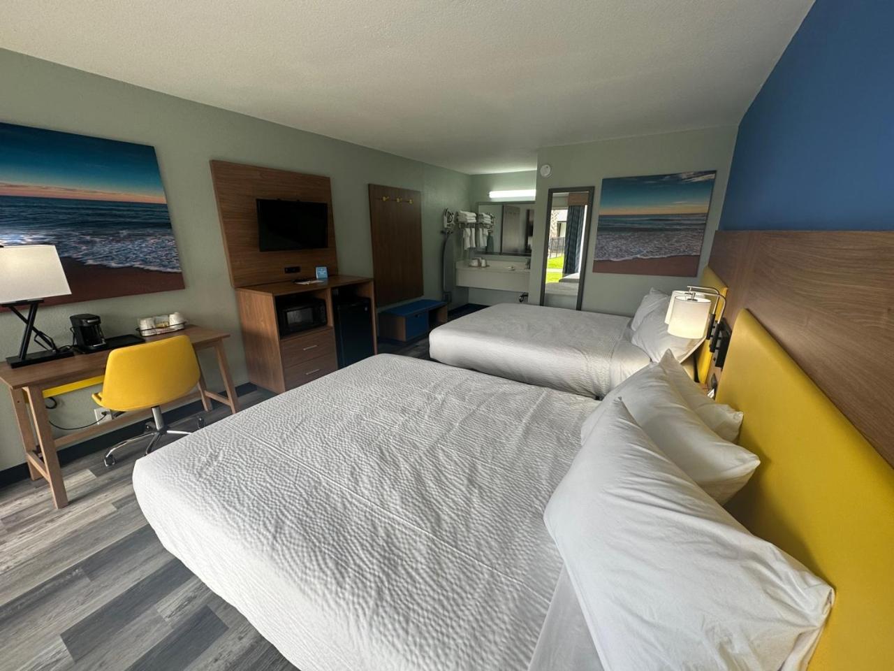 Queen Room with Two Queen Beds - Non-Smoking - Photo 2