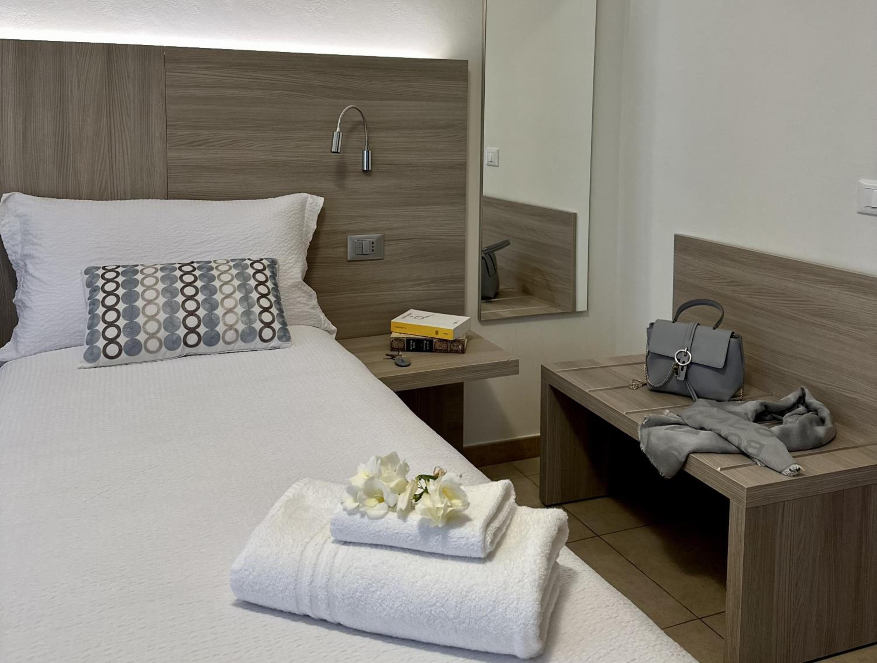 Double or Twin Room - Photo 9