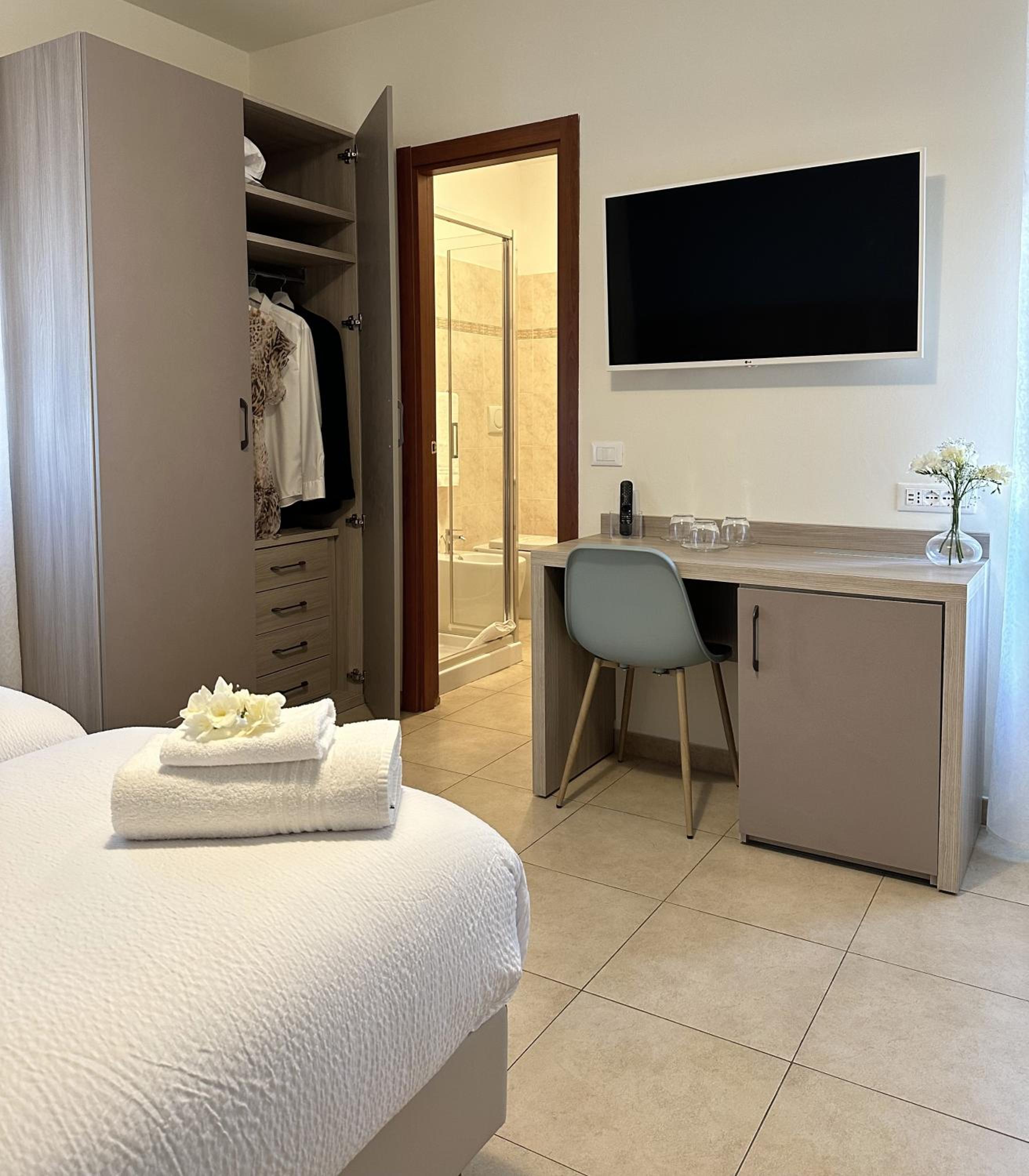 Double or Twin Room - Photo 2