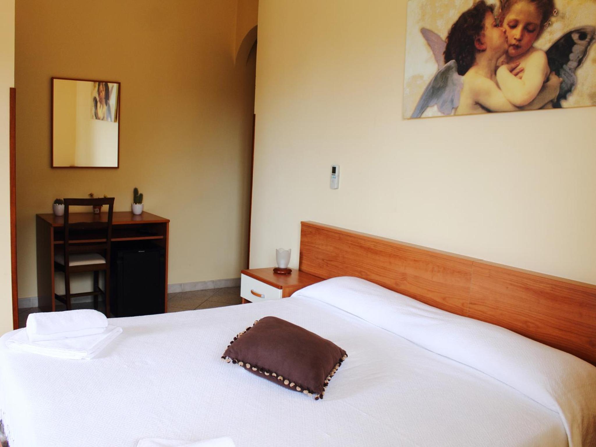 Double or Twin Room with Sea View - Photo 10