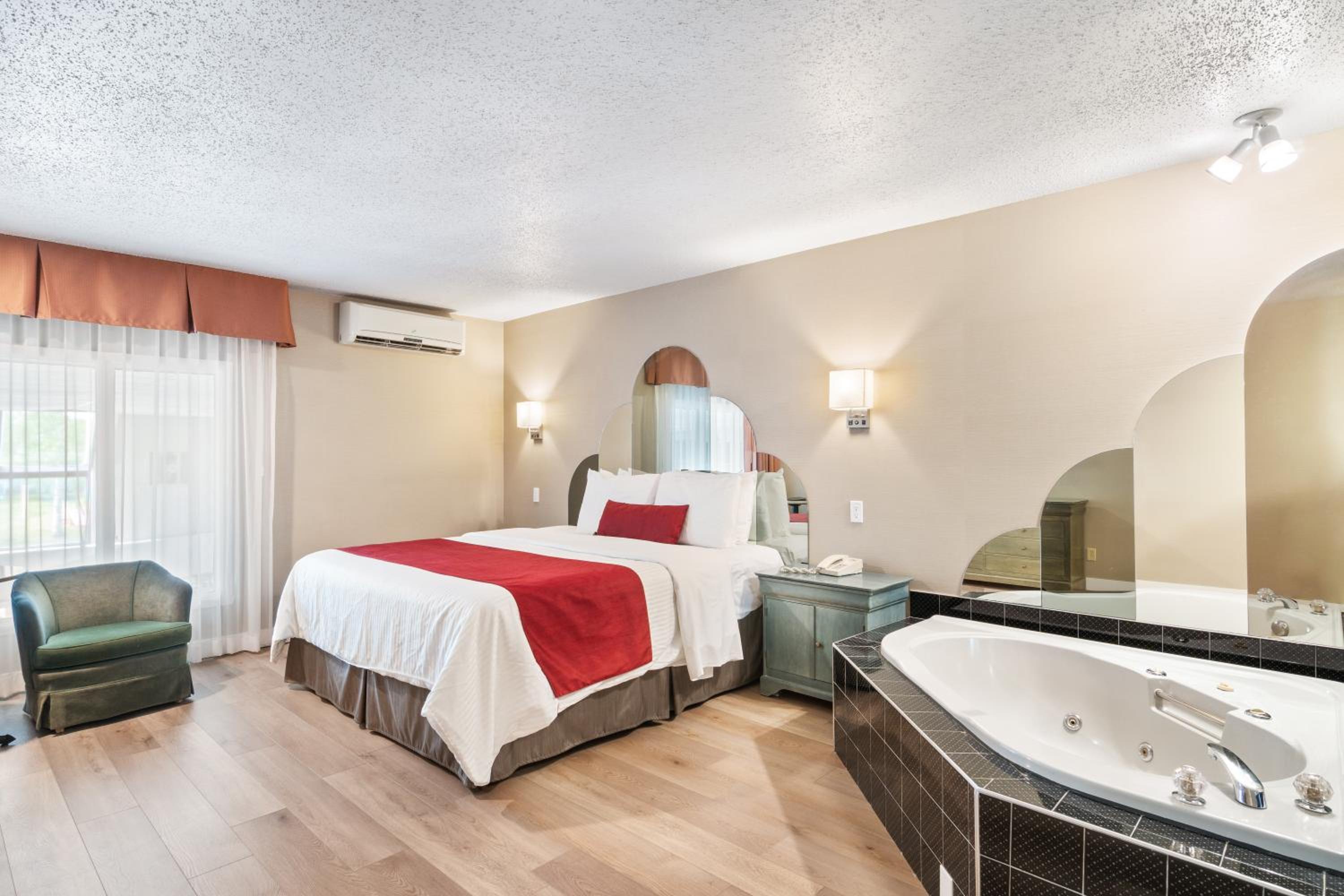 King Room - King Bed with Whirlpool Bath photo 2