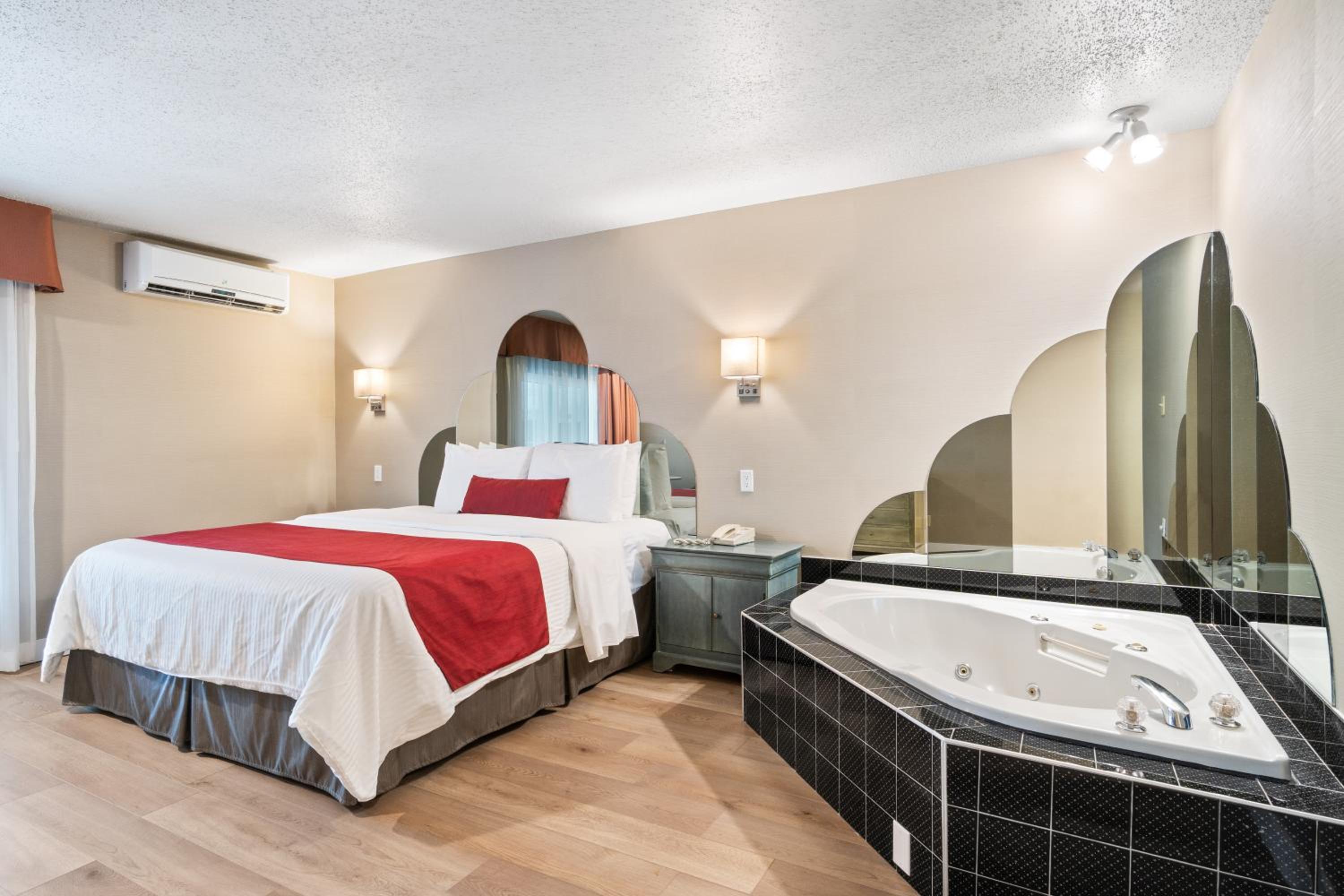 King Room - King Bed with Whirlpool Bath photo 3