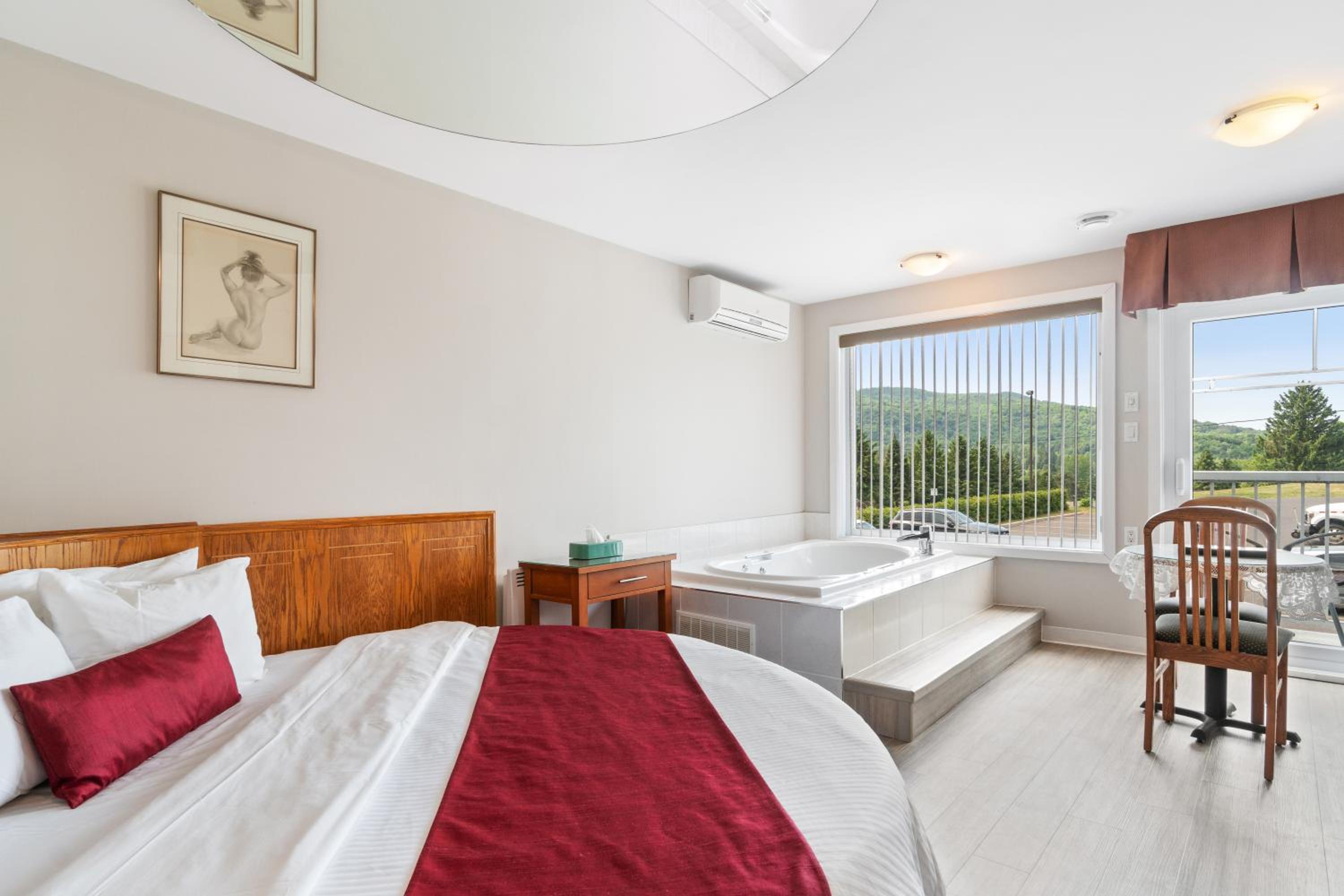 Superior King Room - King Bed with Double Whirlpool Bath and Fireplace photo 3