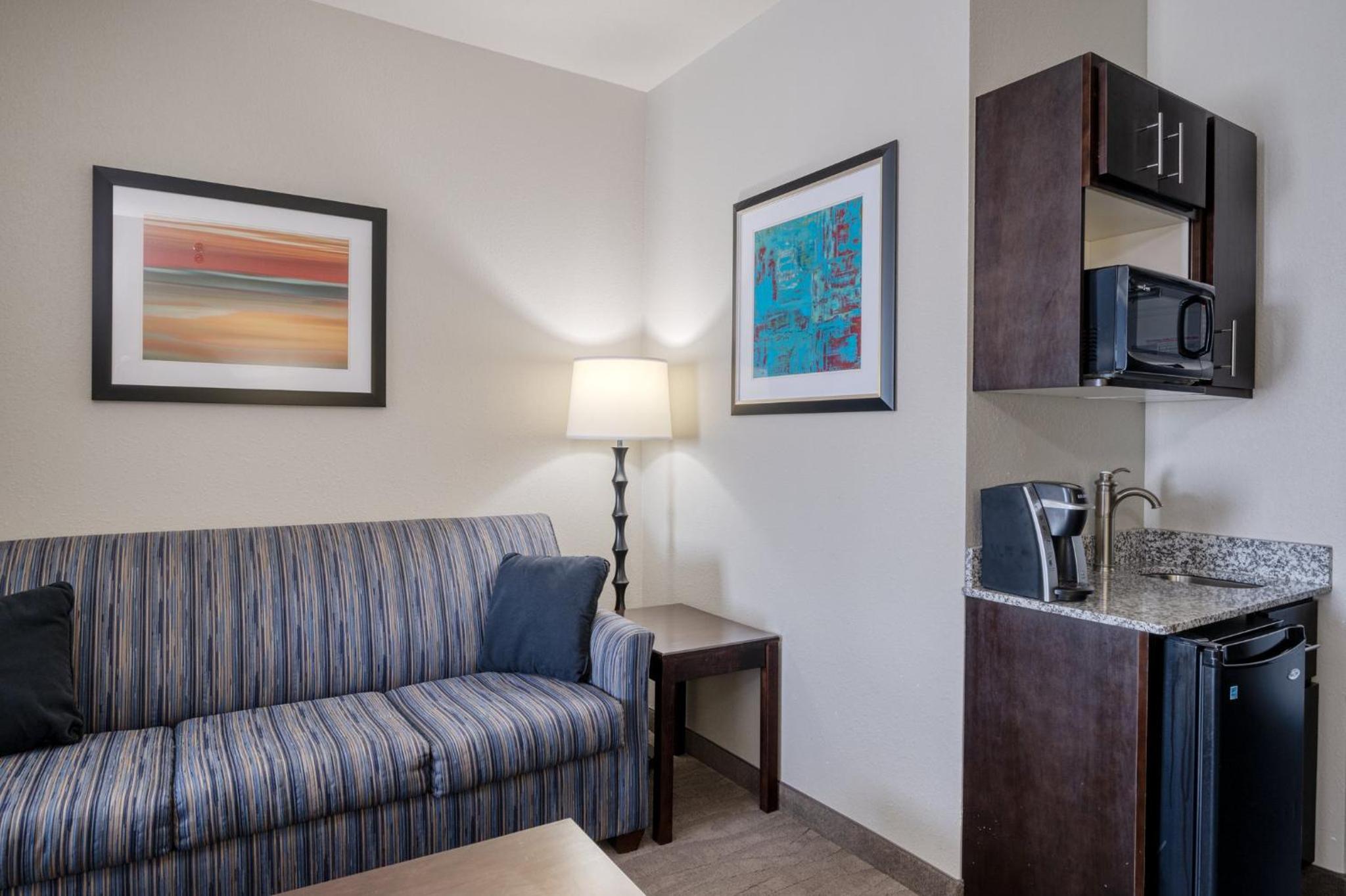 Queen Suite with Two Queen Beds photo 2