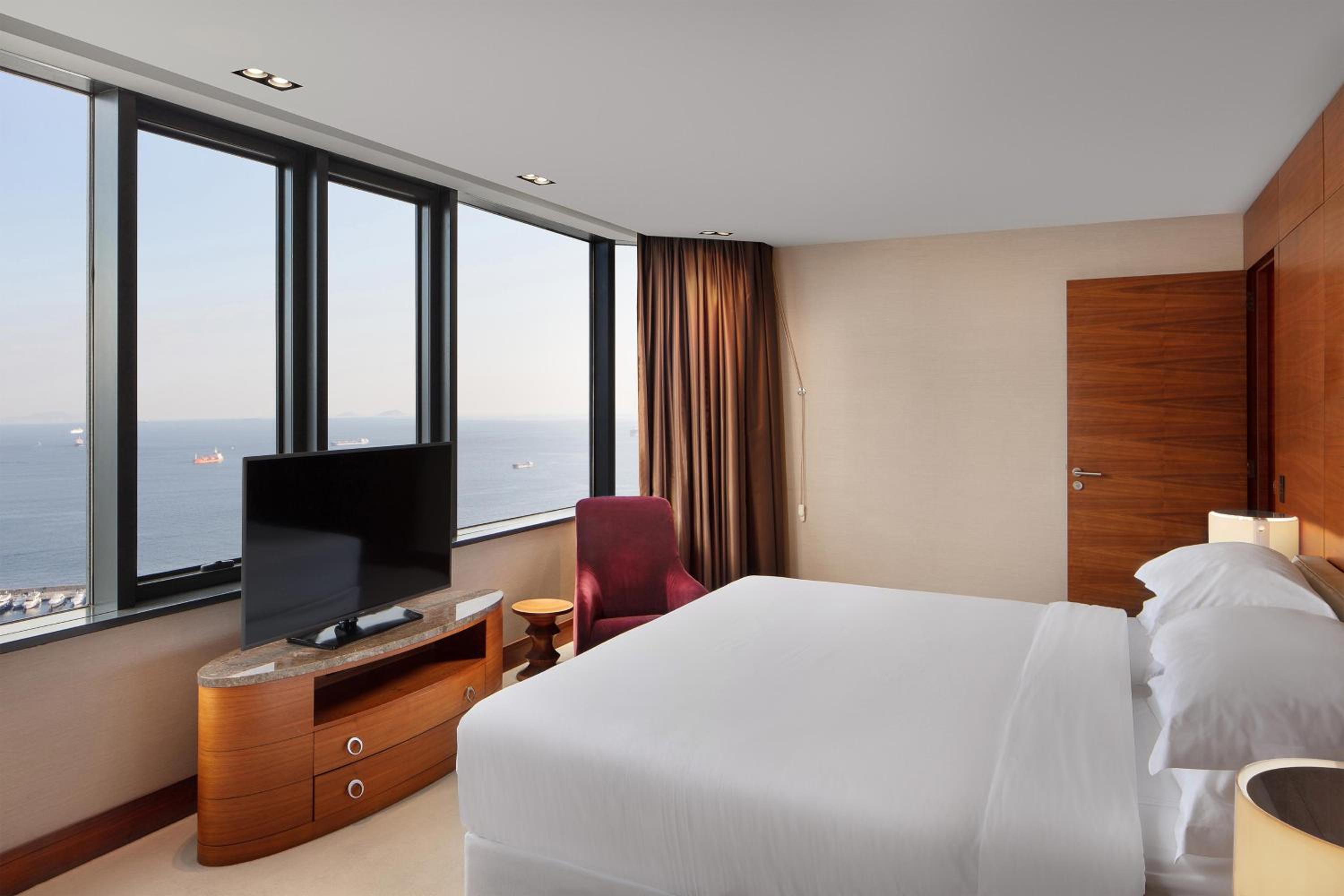 Executive Suite Club Lounge Access and Sea View