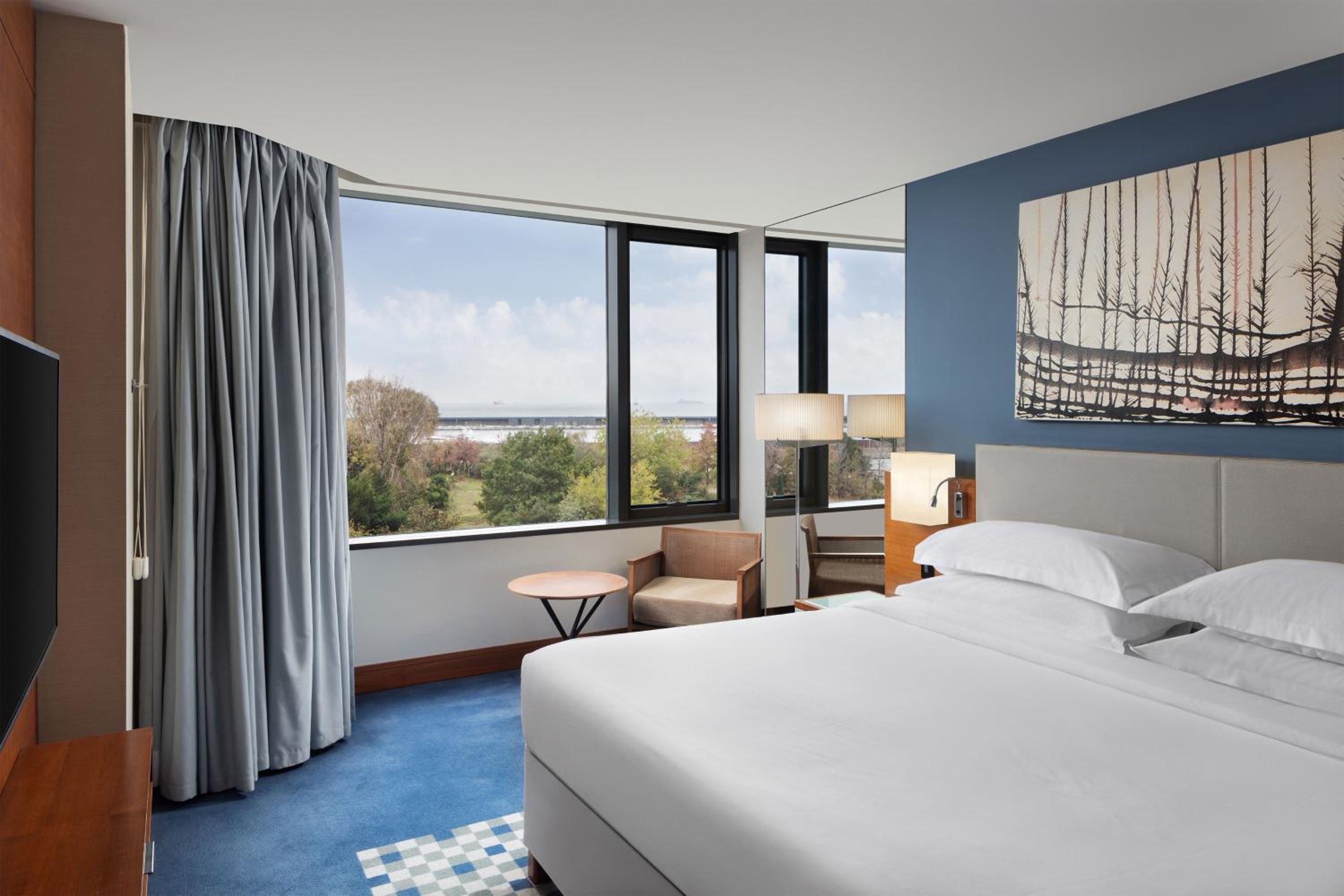Park Suite with Club Lounge Access and Sea View