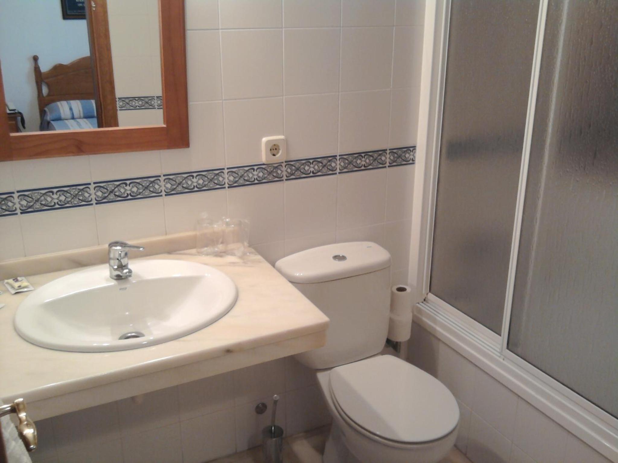 Twin Room - Photo 16