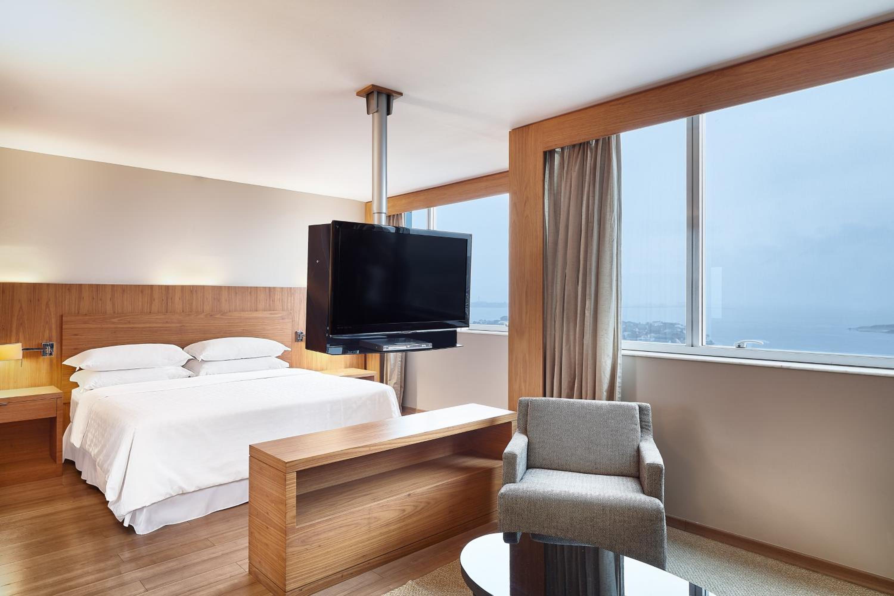 Classic Room, 1 King Bed, Ocean View (Low Floor)
