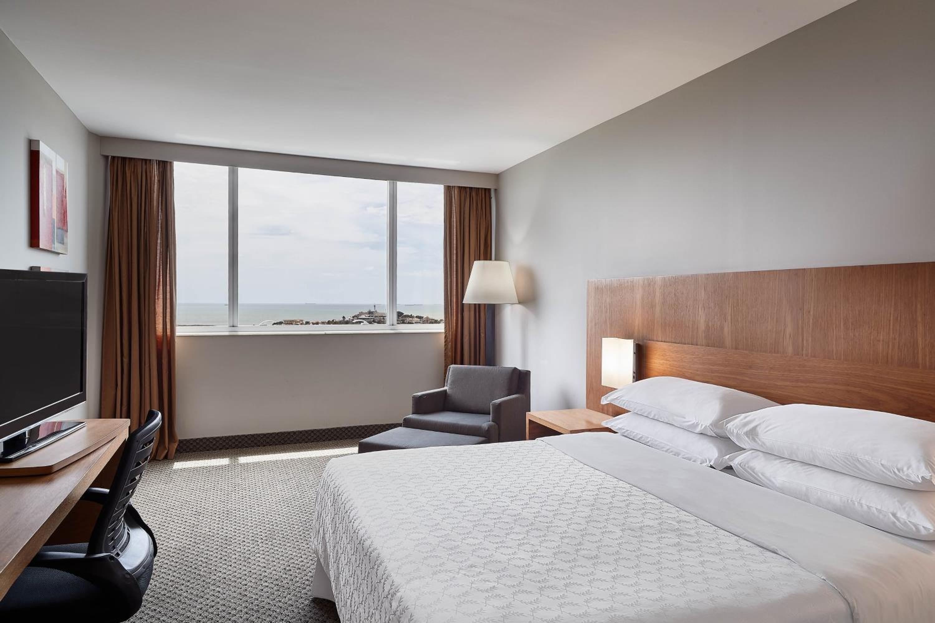 Deluxe Room, 1 King Bed, Ocean View (Mid Floor)