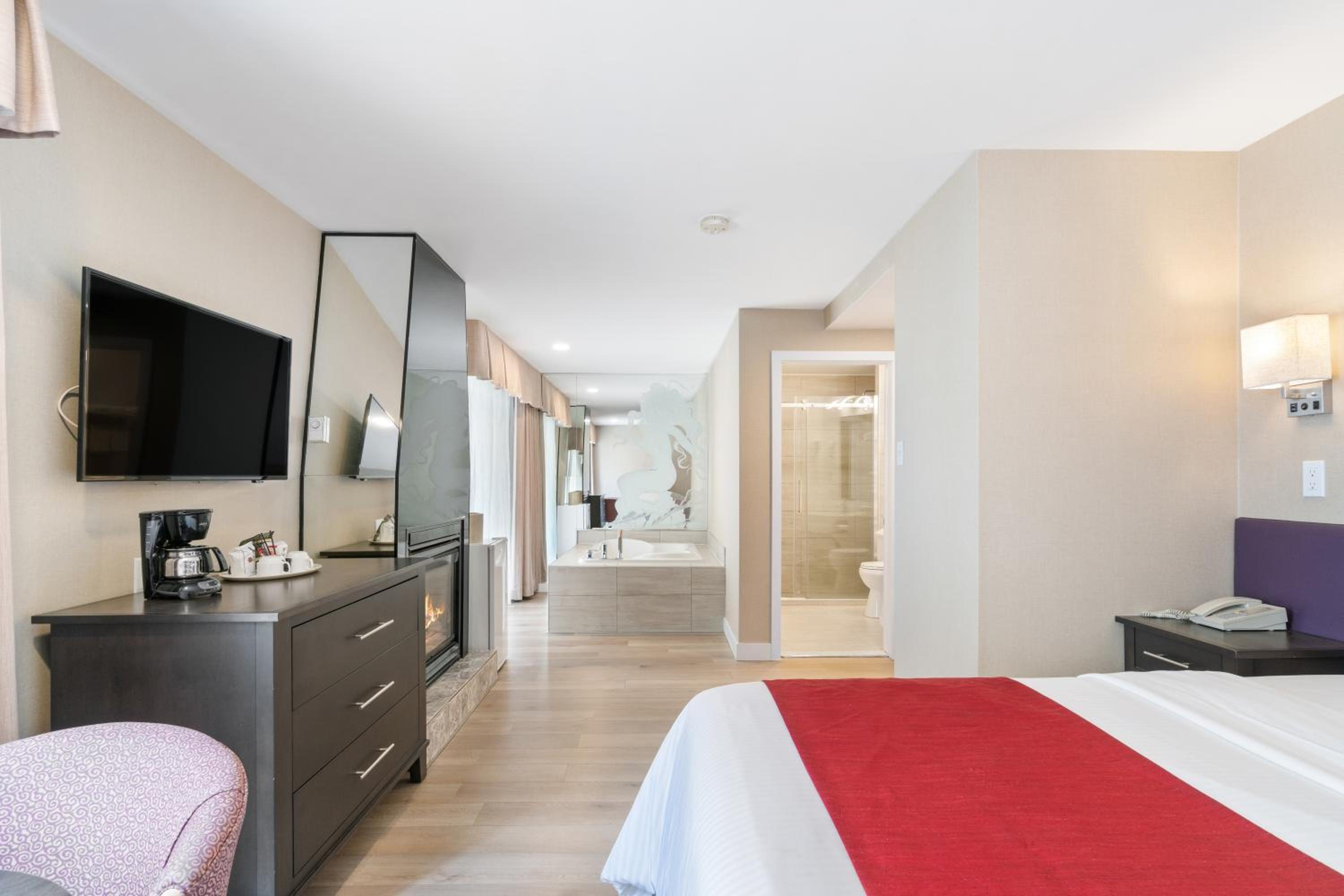 Superior King Room - King Bed with Double Spa Bath and Fireplace photo 2