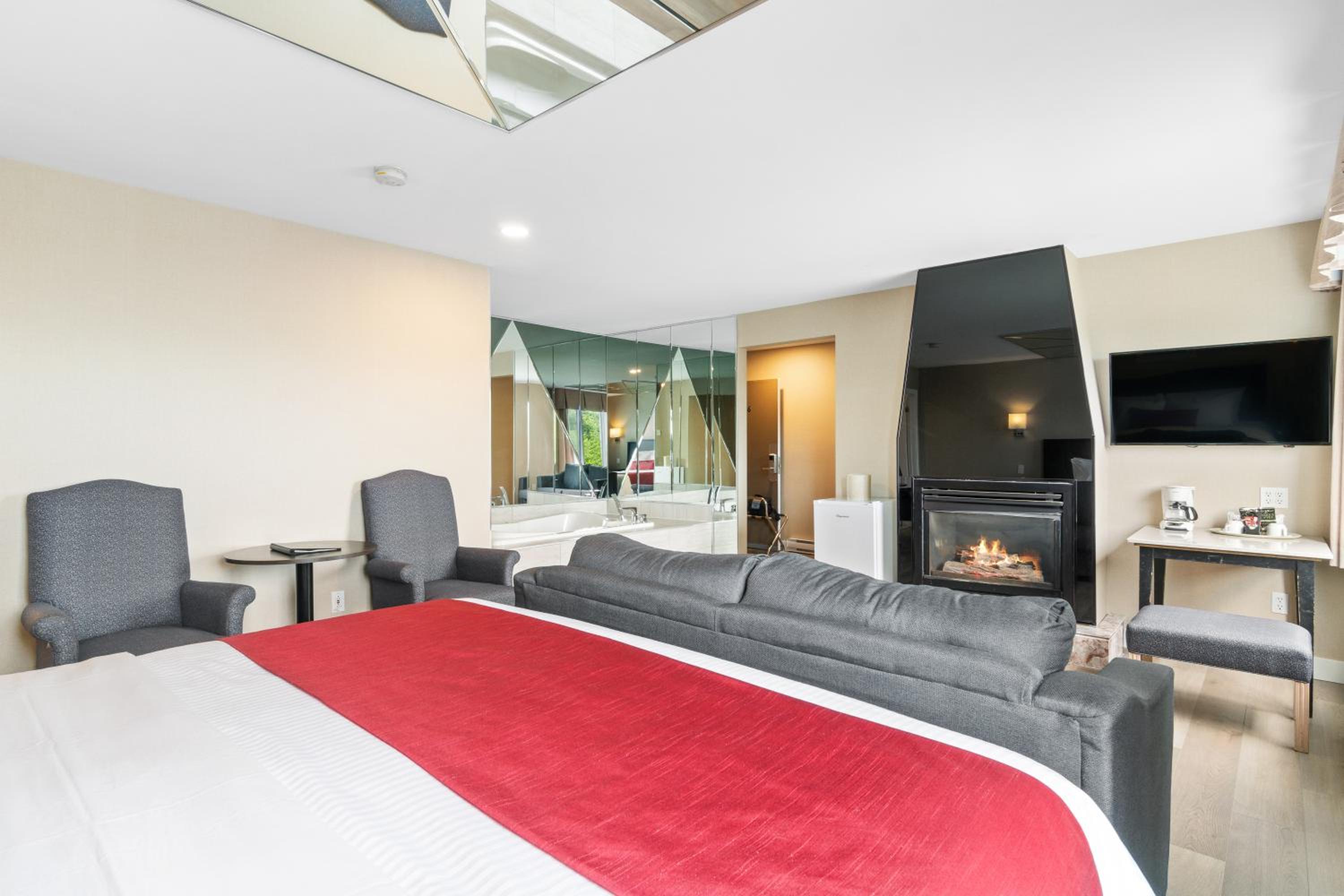 Junior Suite - King Bed and Sofa Bed with Double Spa Bath and Fireplace photo 3
