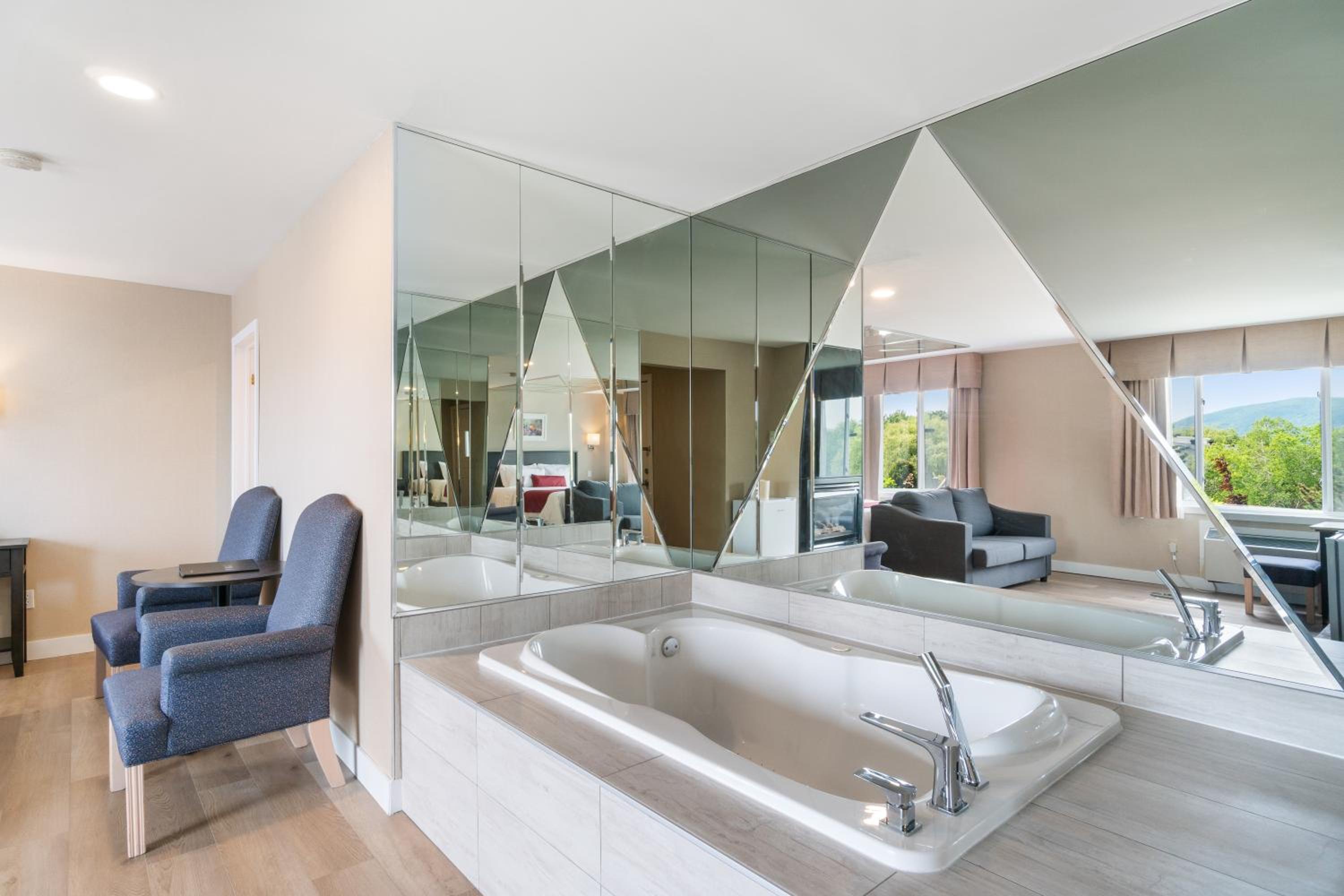 Junior Suite - King Bed and Sofa Bed with Double Spa Bath and Fireplace photo 2