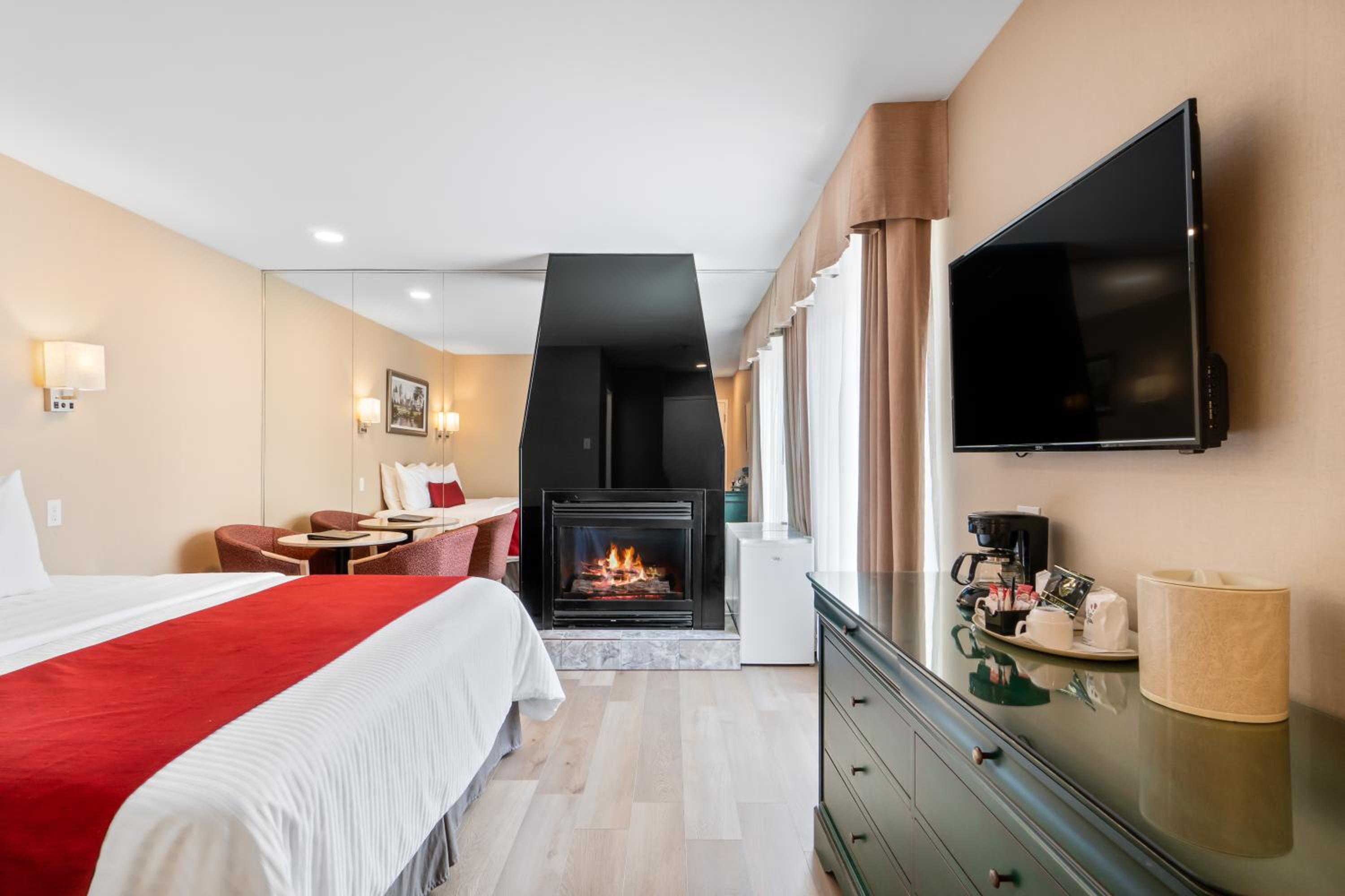 King Room - King Bed with Single Spa Bath and Fireplace photo 3
