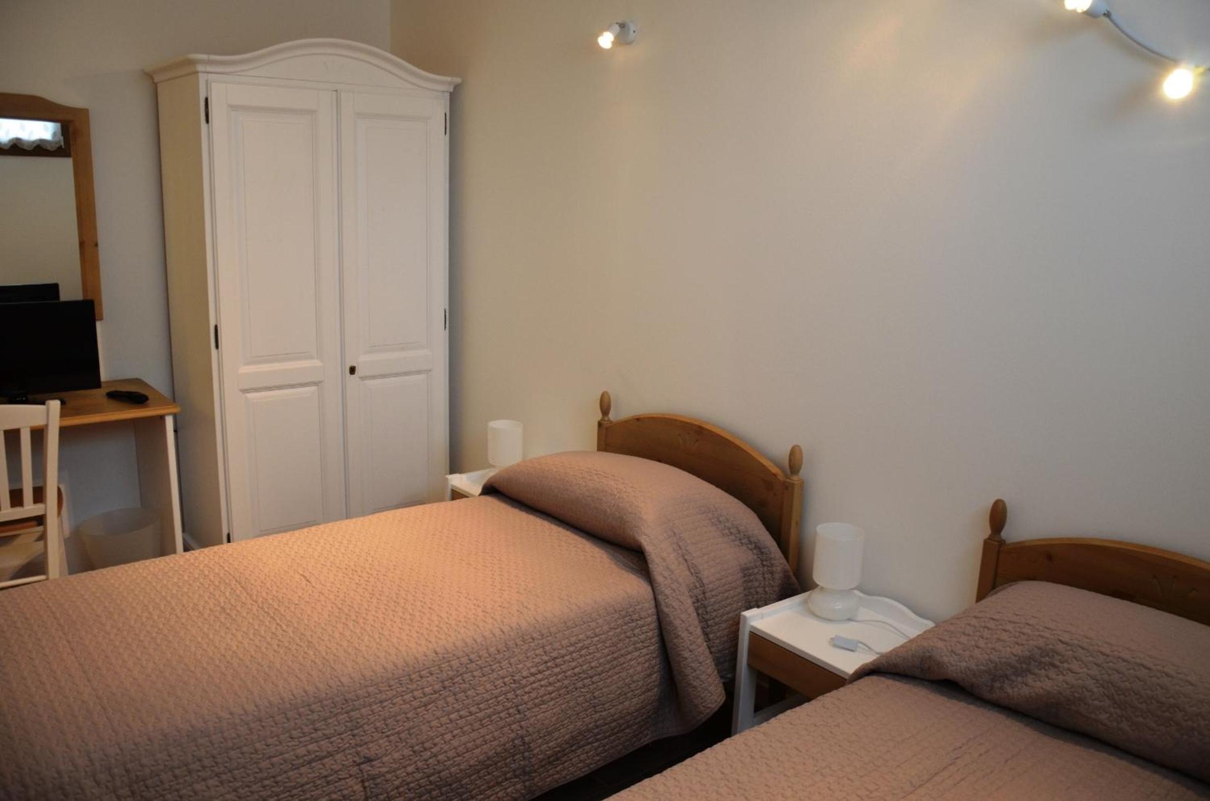 Twin Room - Photo 3