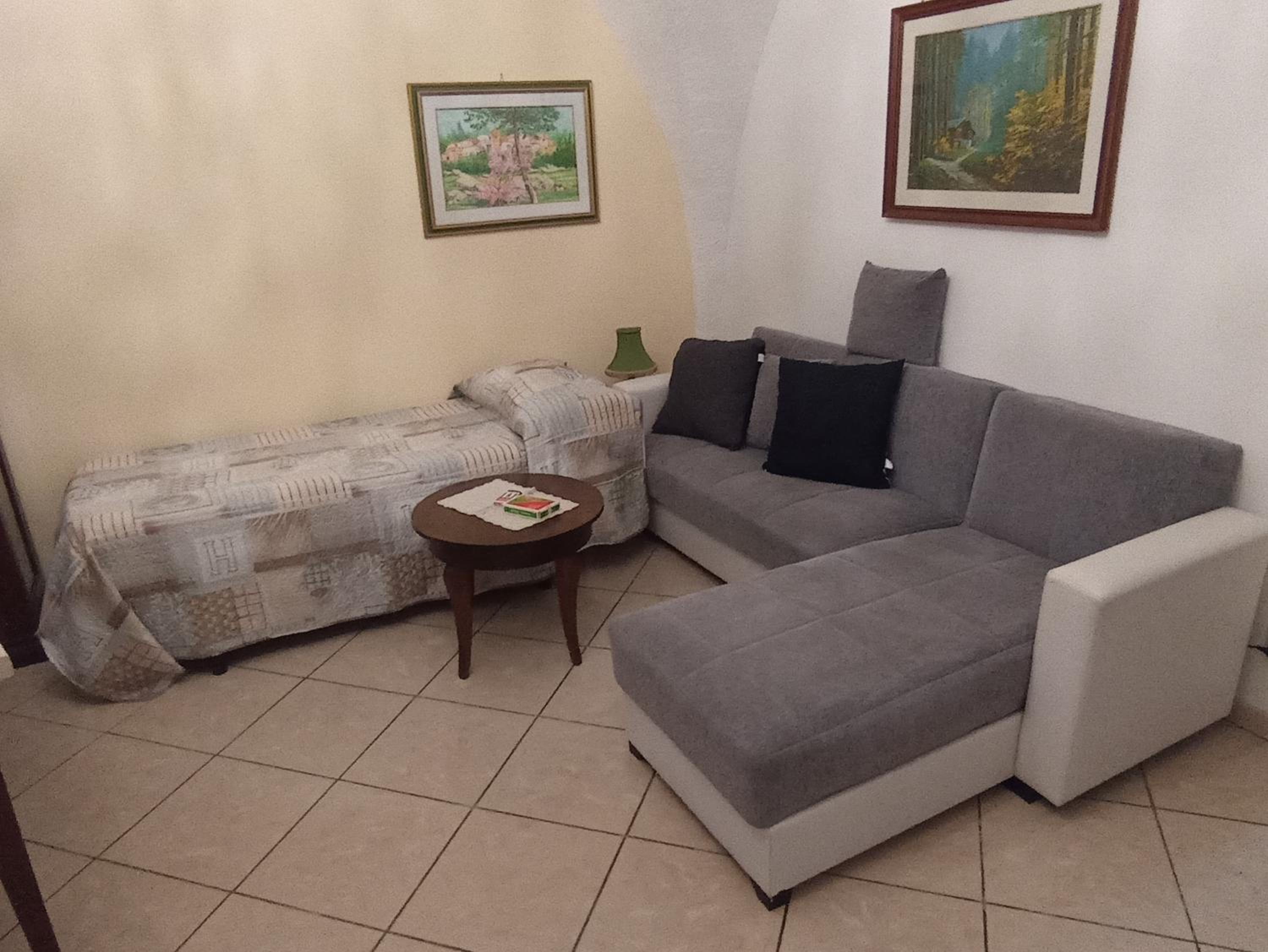 One-Bedroom Apartment photo 1