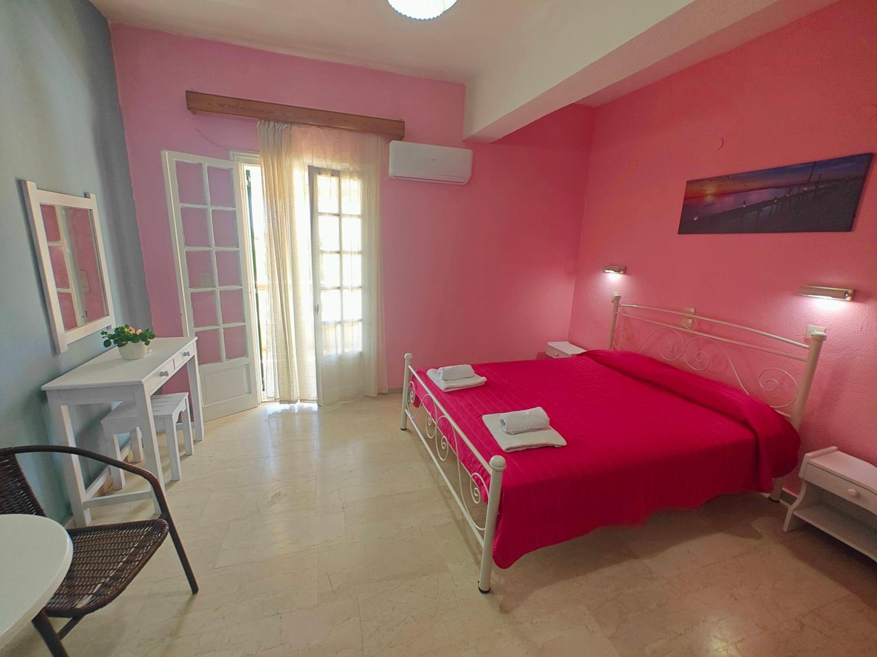 Double Room with Pool View - Photo 2