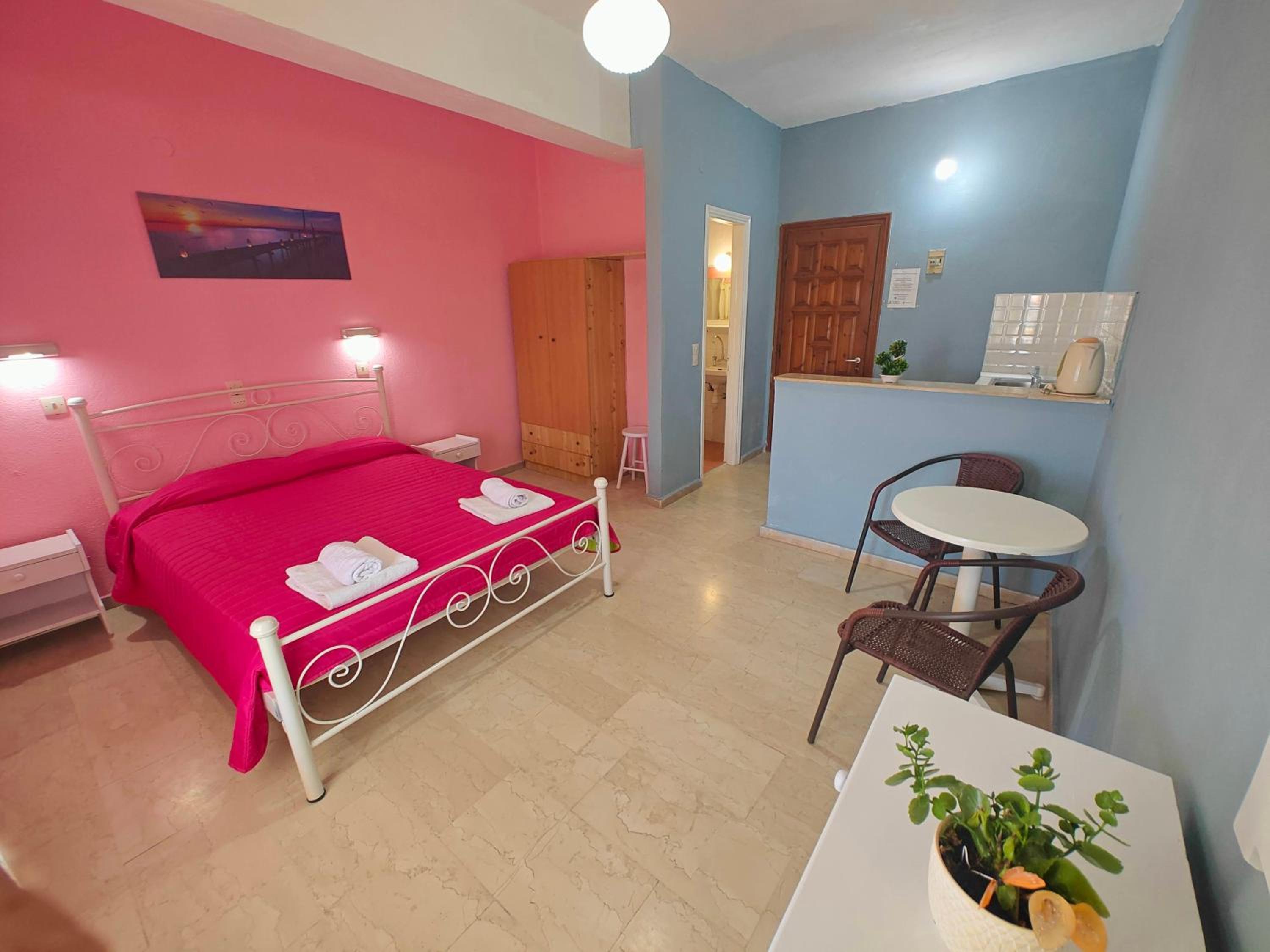 Double Room with Pool View - Photo 1