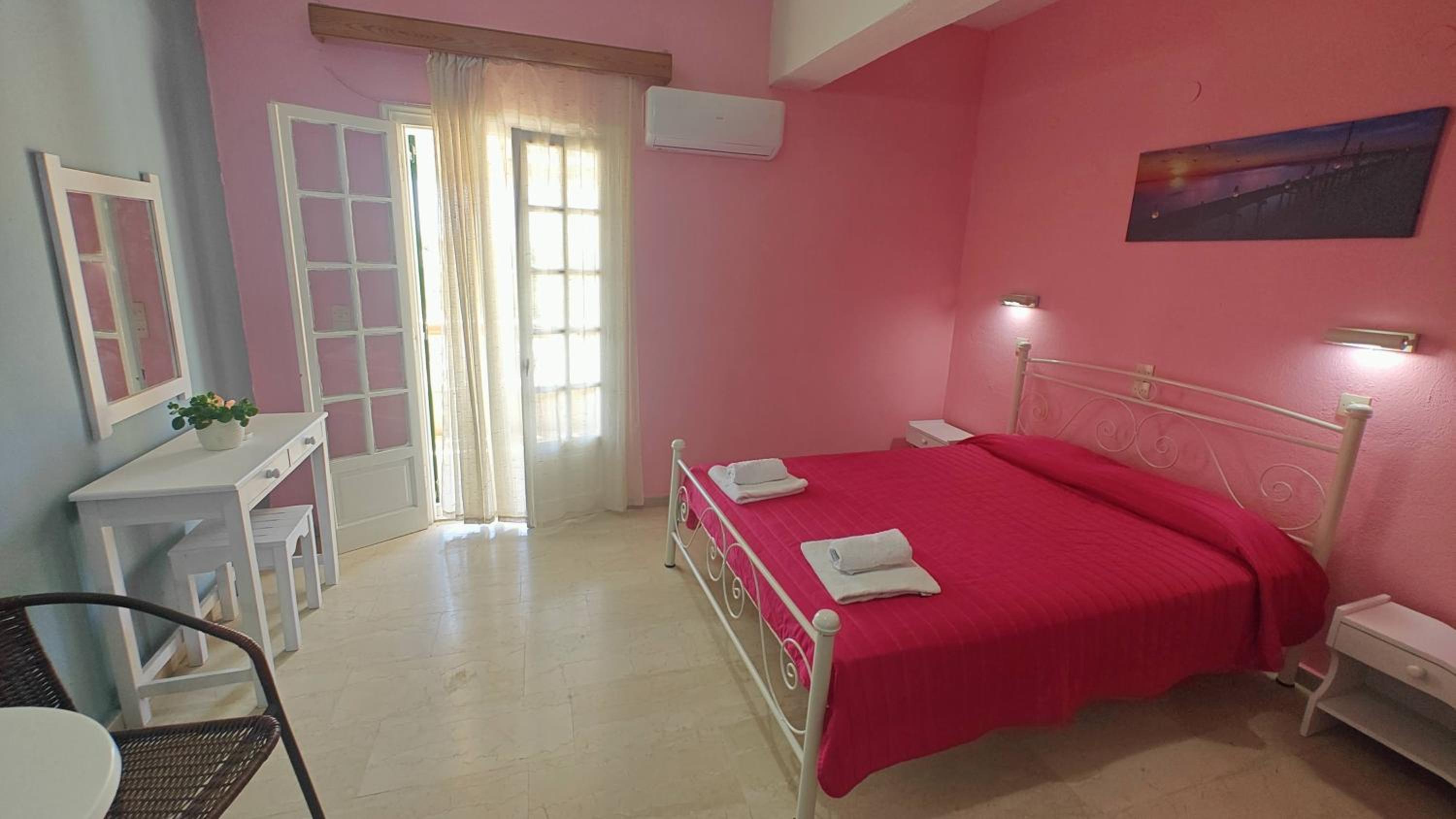 Double Room with Pool View - Photo 9