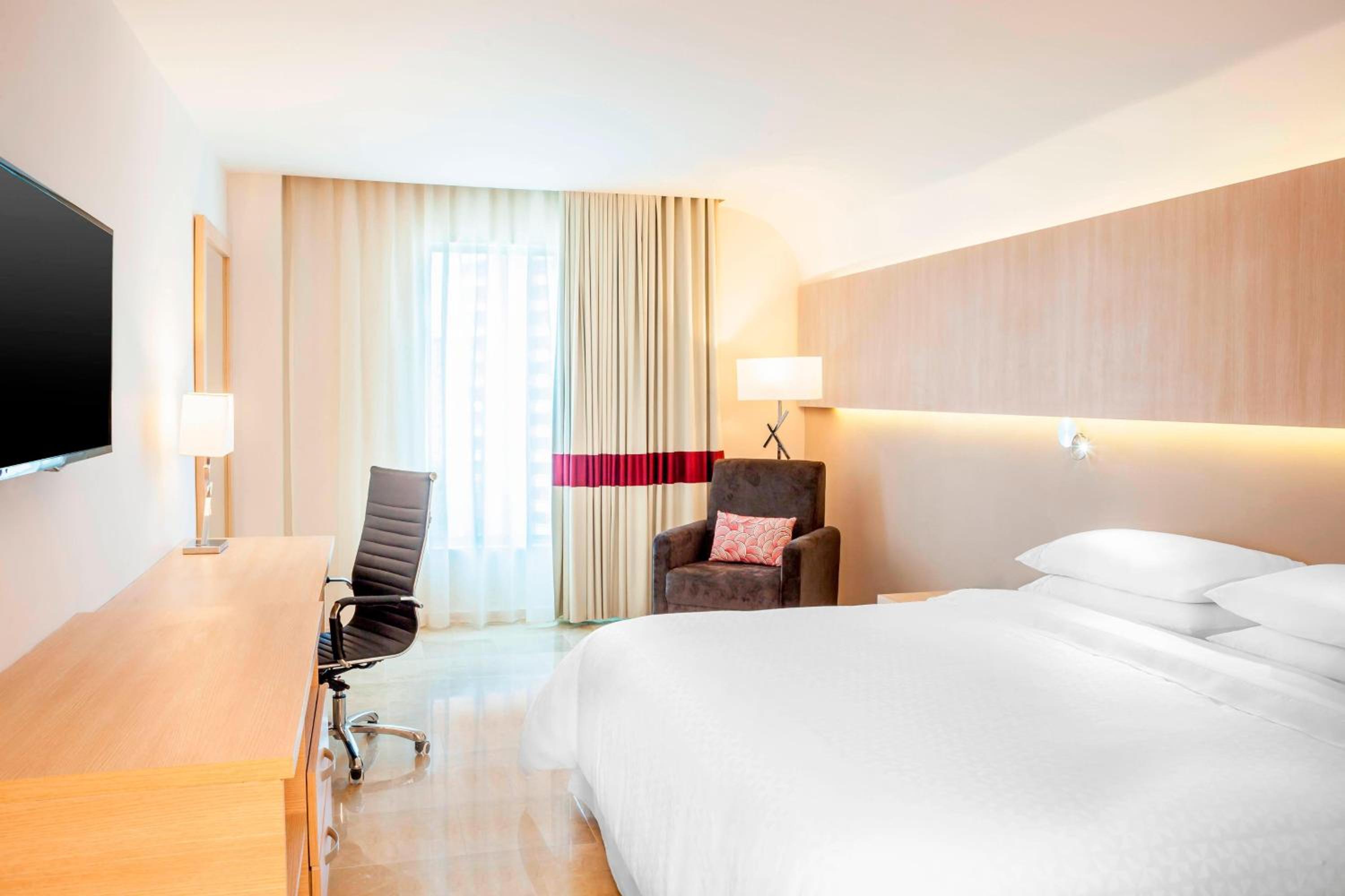 Traditional guest room with a king bed photo 3