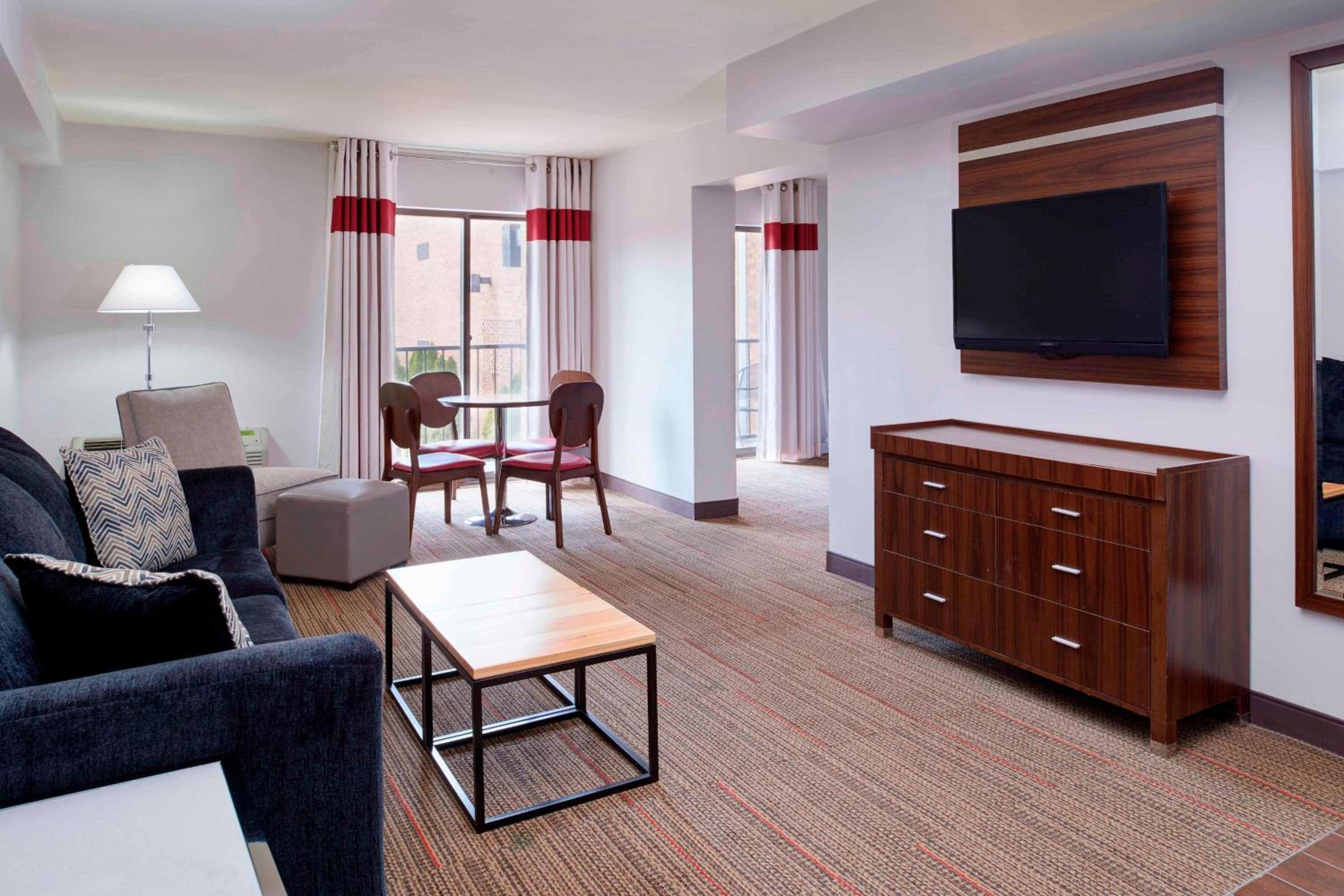 Wellness Suite, 1 Bedroom Suite, 1 King, City view - Photo 1