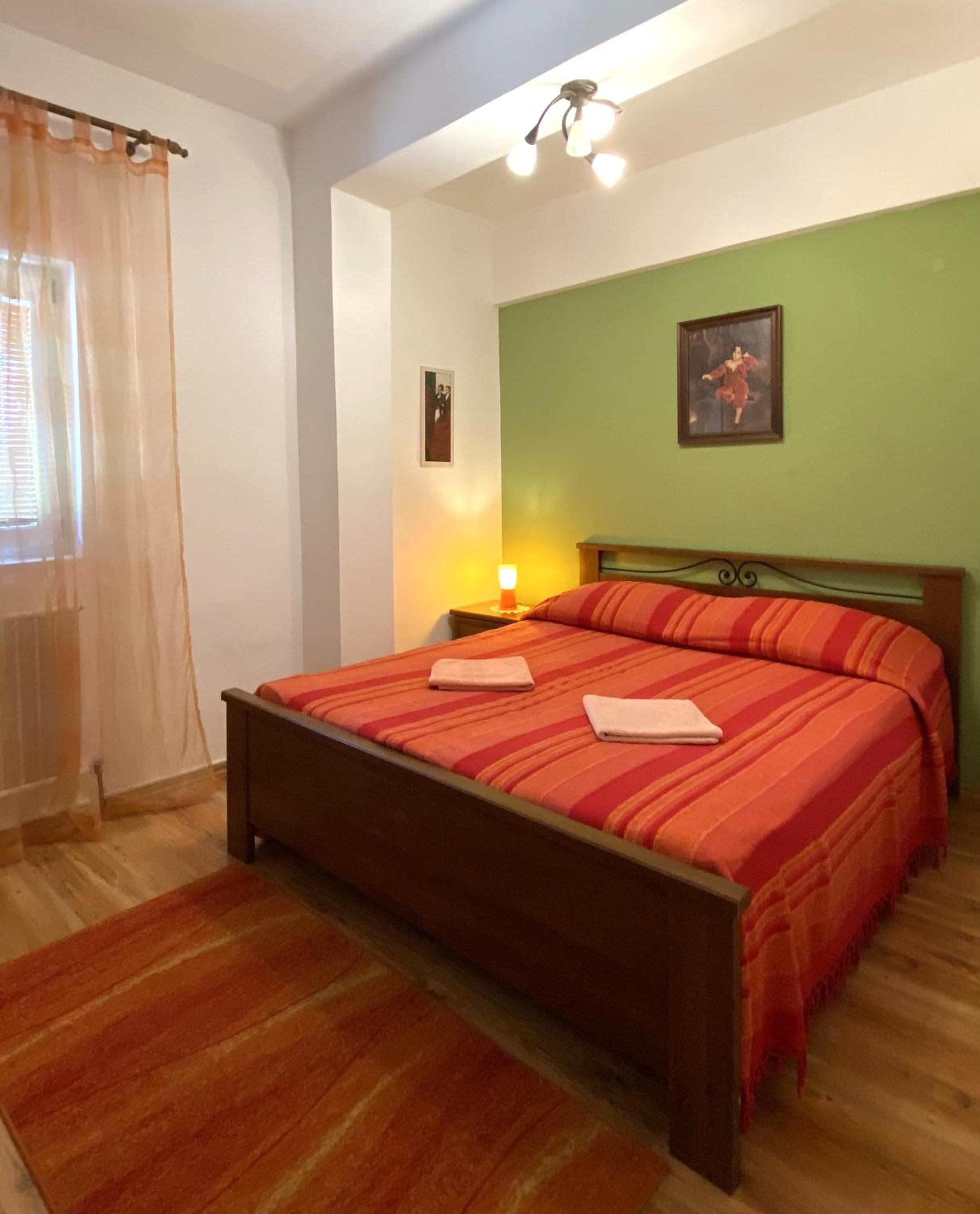 One-Bedroom Apartment photo 1