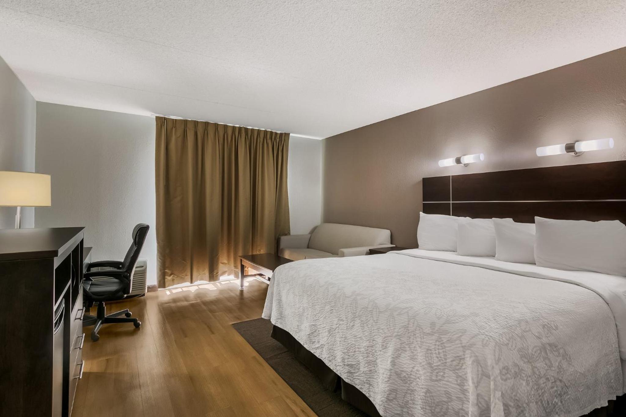 Suite King with Kitchenette and Balcony Smoke Free photo 2