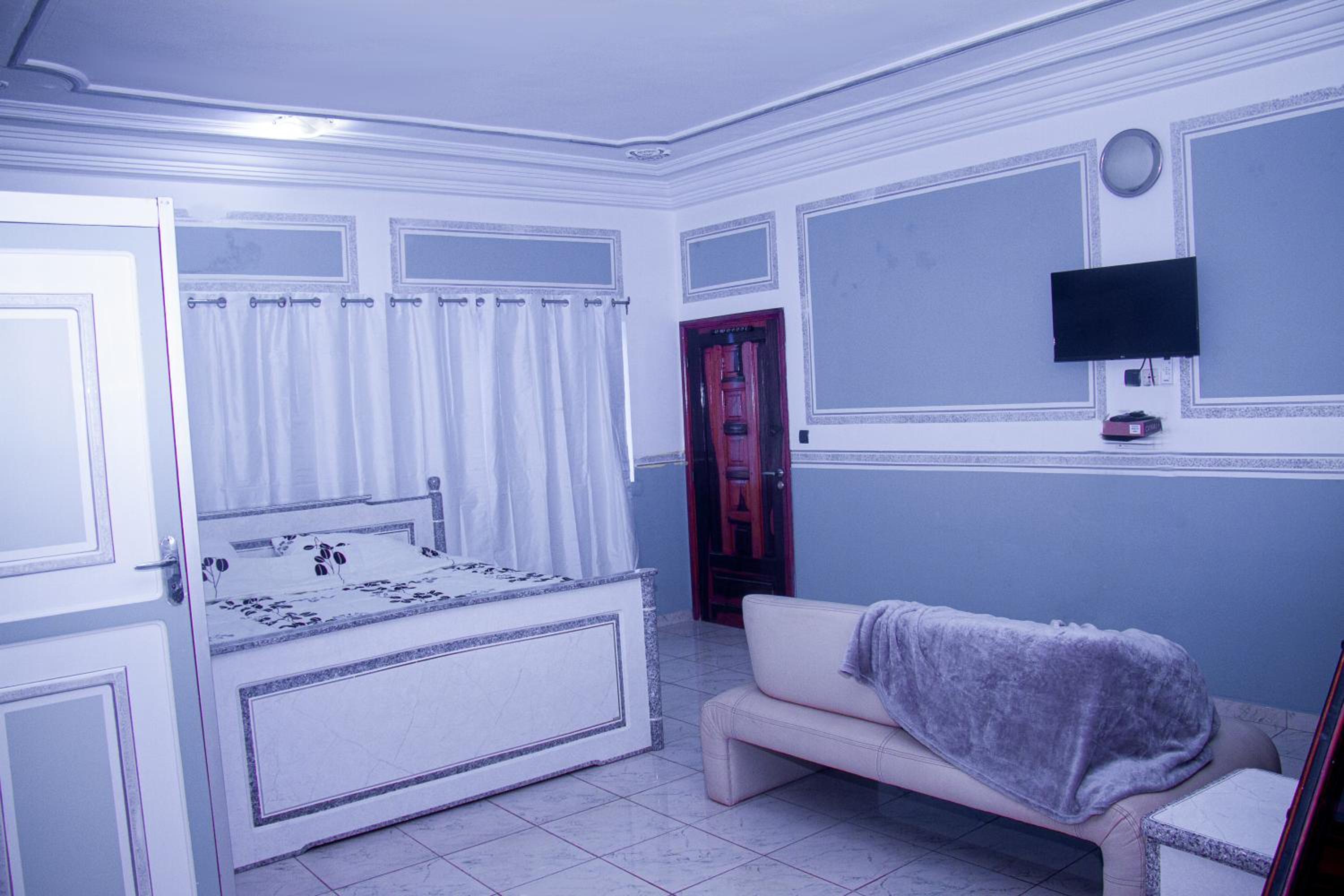 Deluxe Double Room (2 Adults + 1 Child)