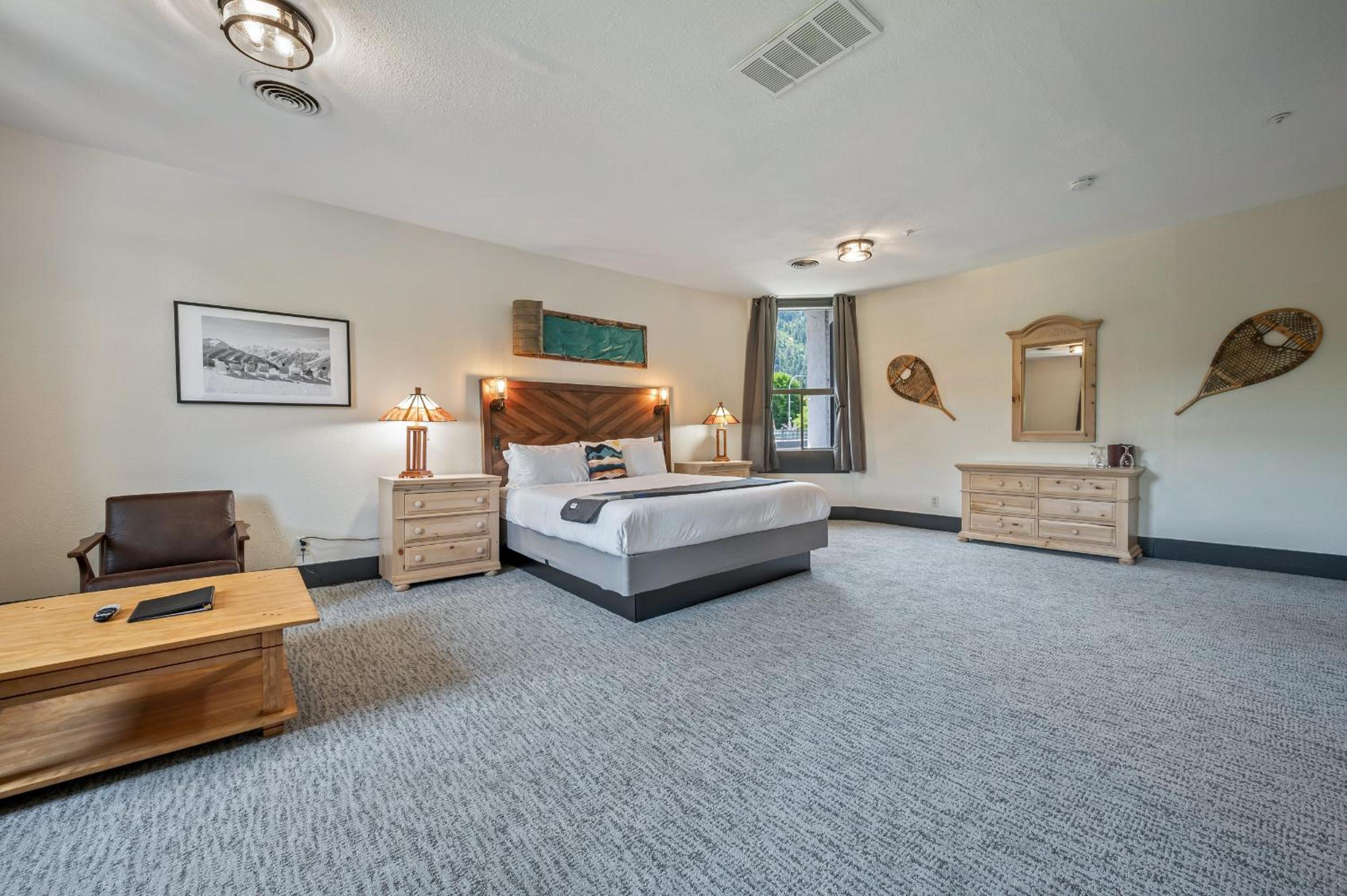 Deluxe Suite with Spa Bath photo 2