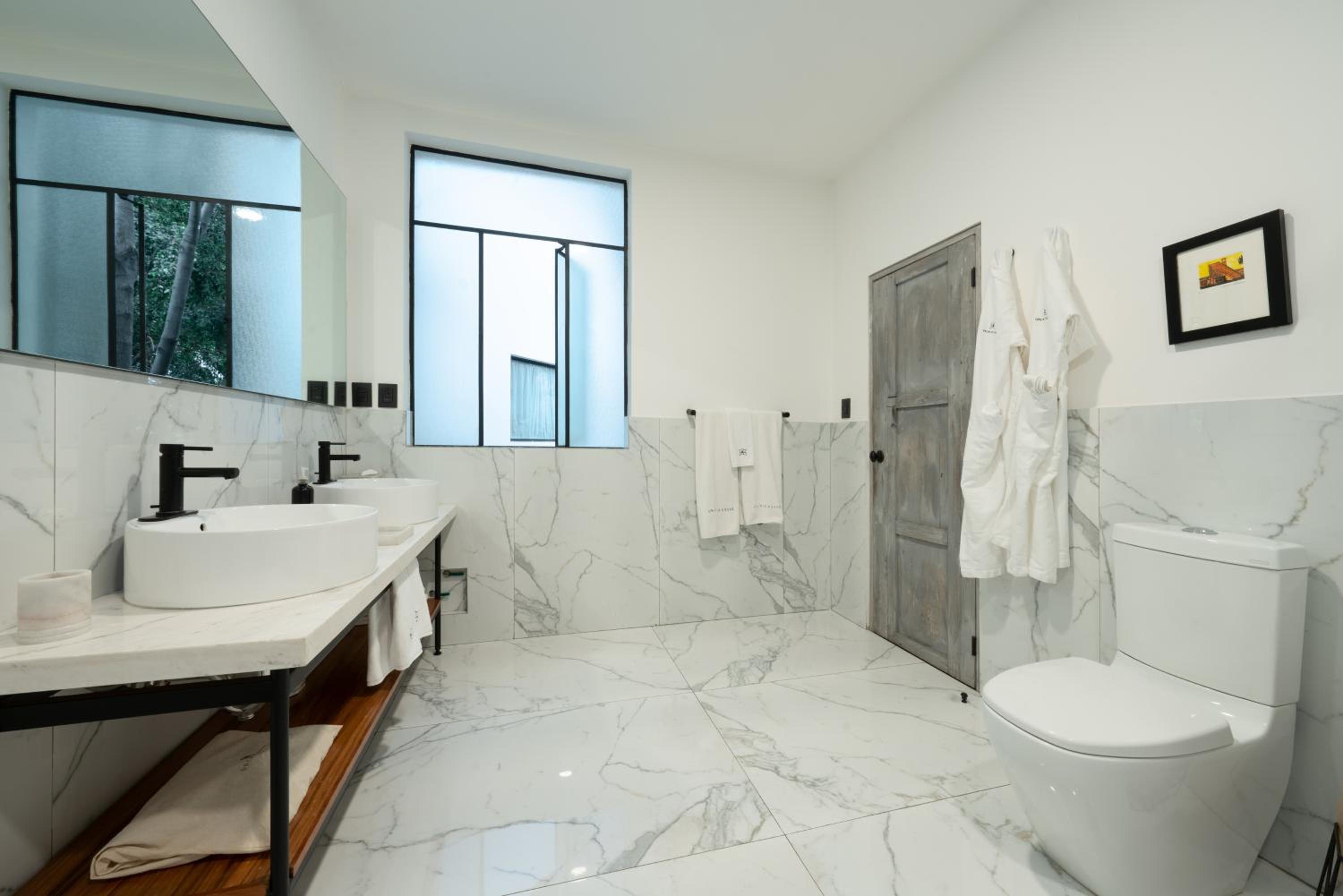 Superior Suite - Photo 9