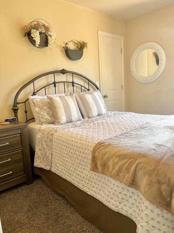 Three-Bedroom House photo 3