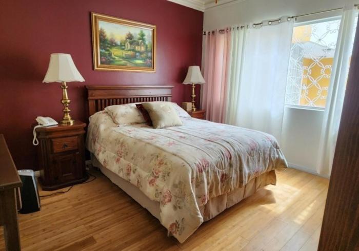 Queen Room photo 1