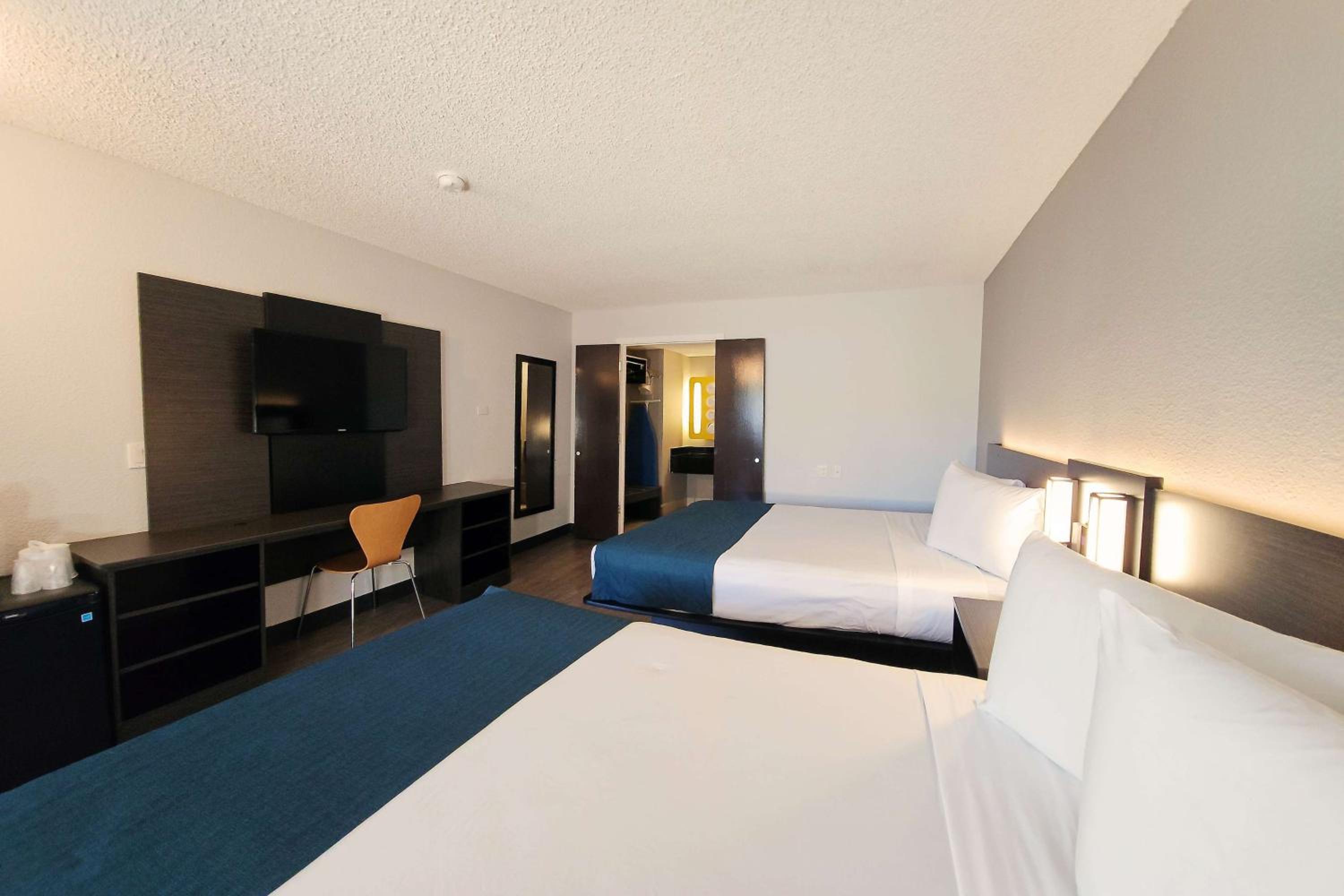 Queen Room with Two Queen Beds - Photo 1