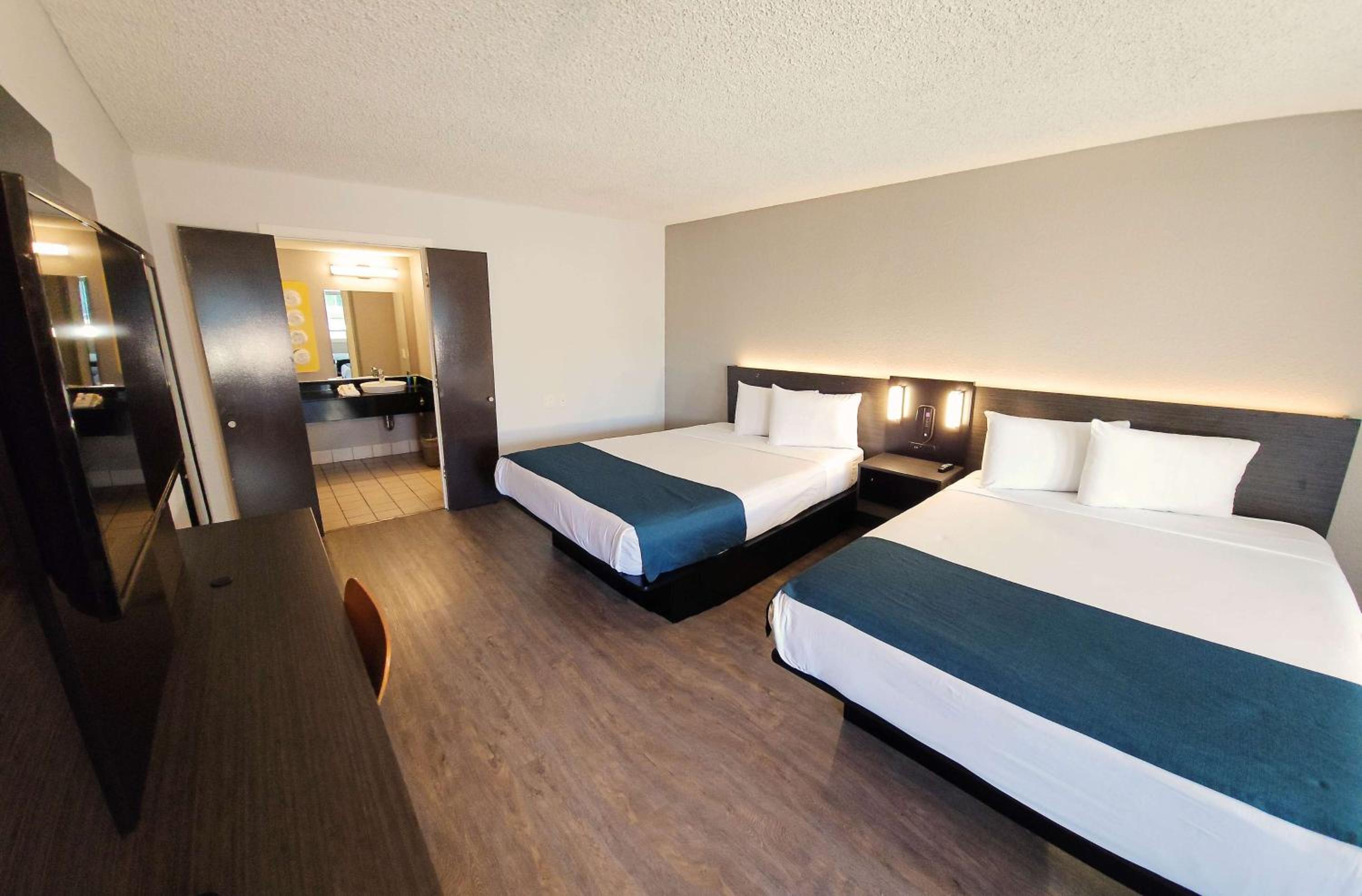 Queen Room with Two Queen Beds - Photo 4