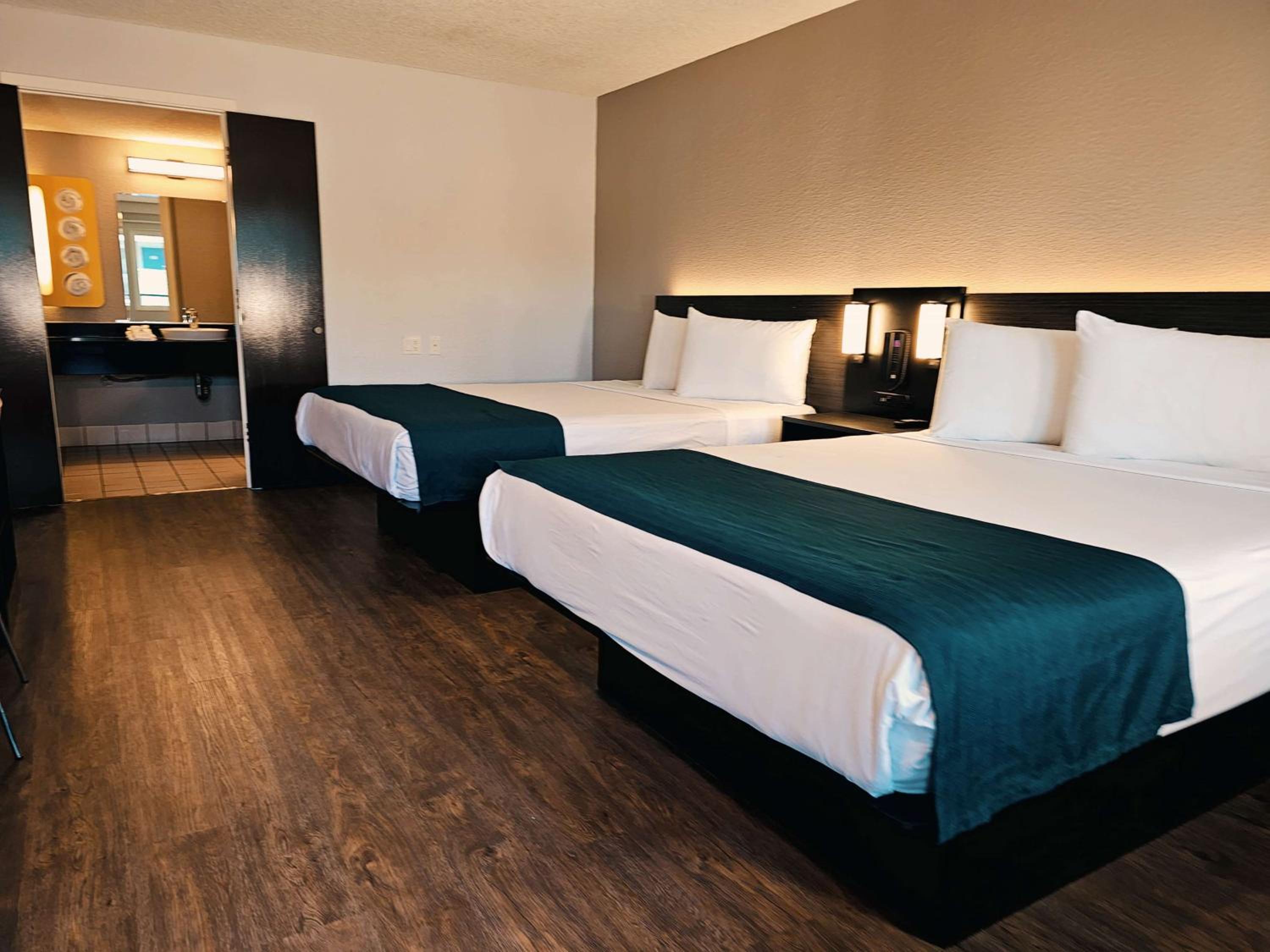 Queen Room with Two Queen Beds - Photo 3