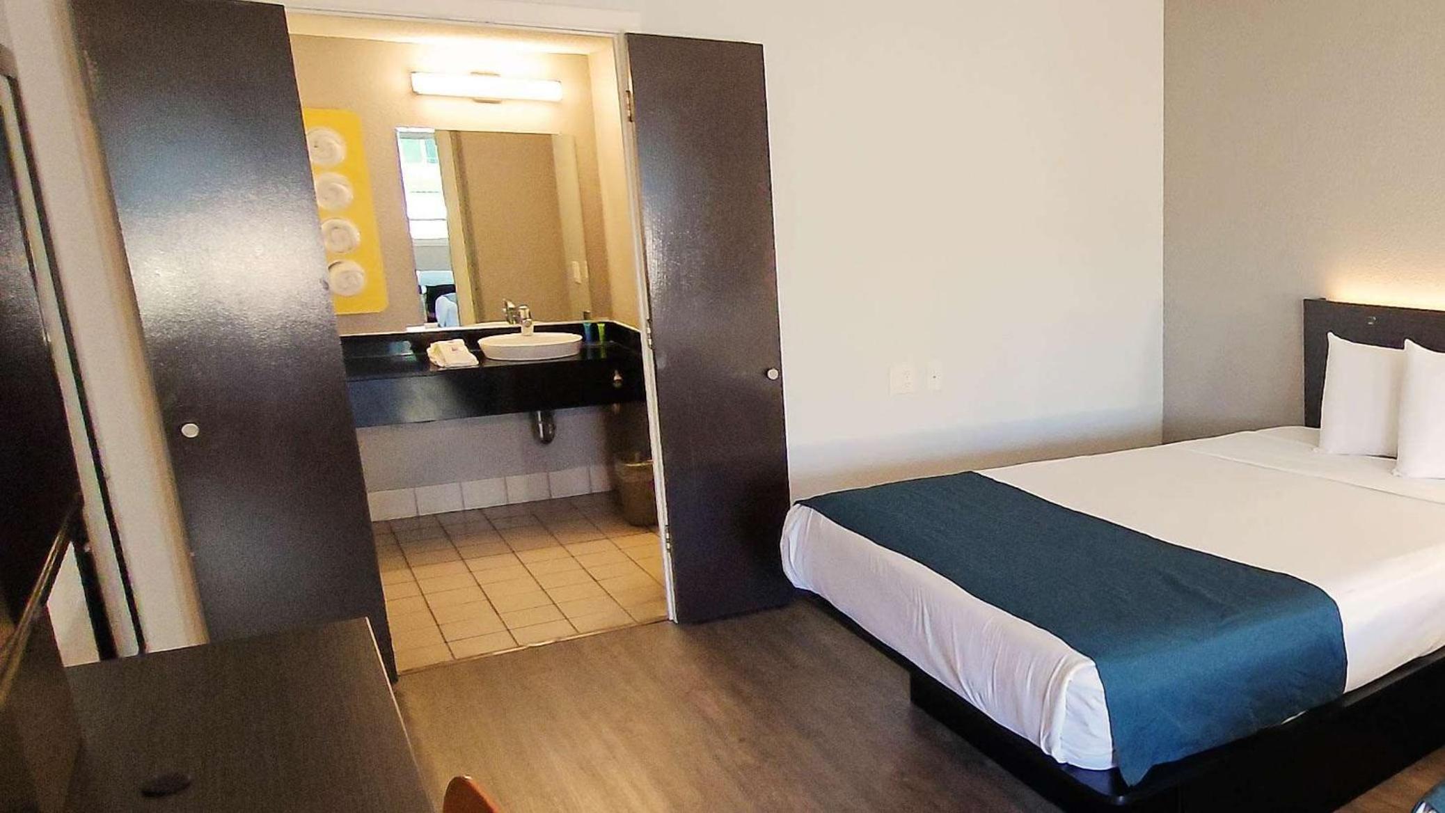Queen Room - Disability Access - Photo 1