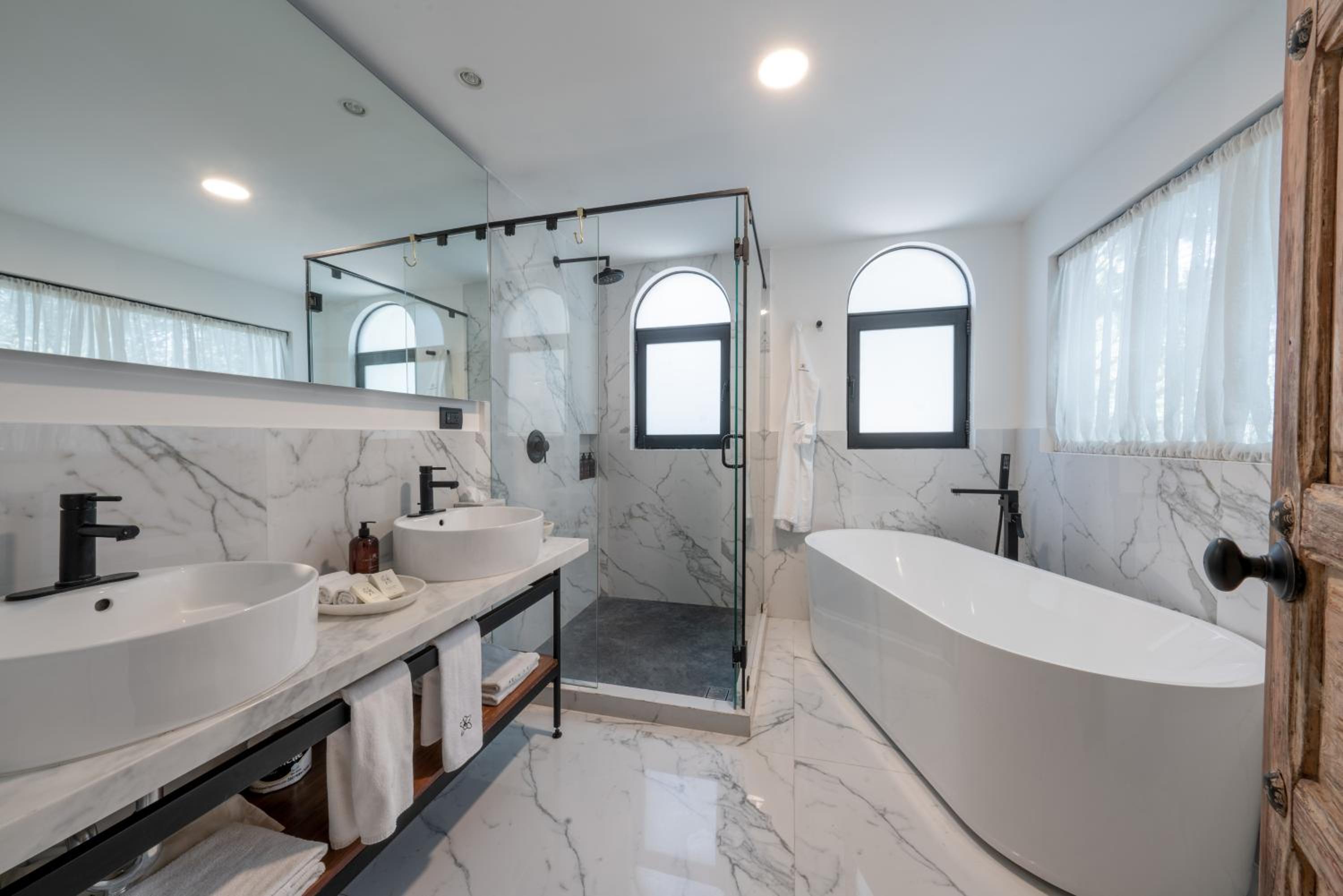 Superior Suite - Photo 8