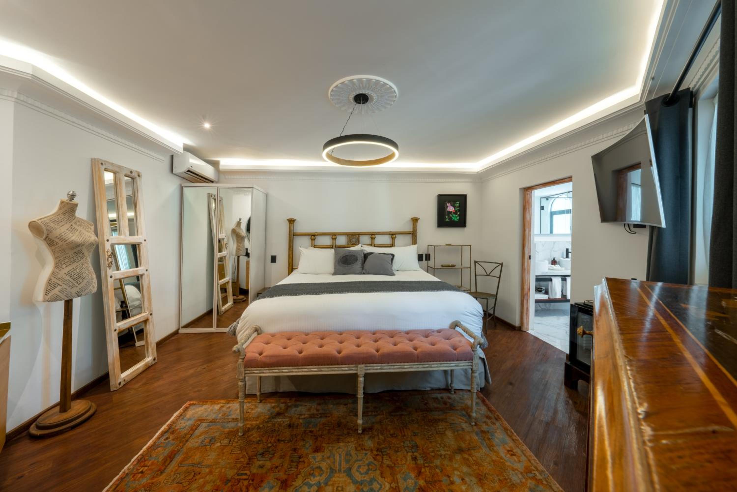 Superior Suite - Photo 29
