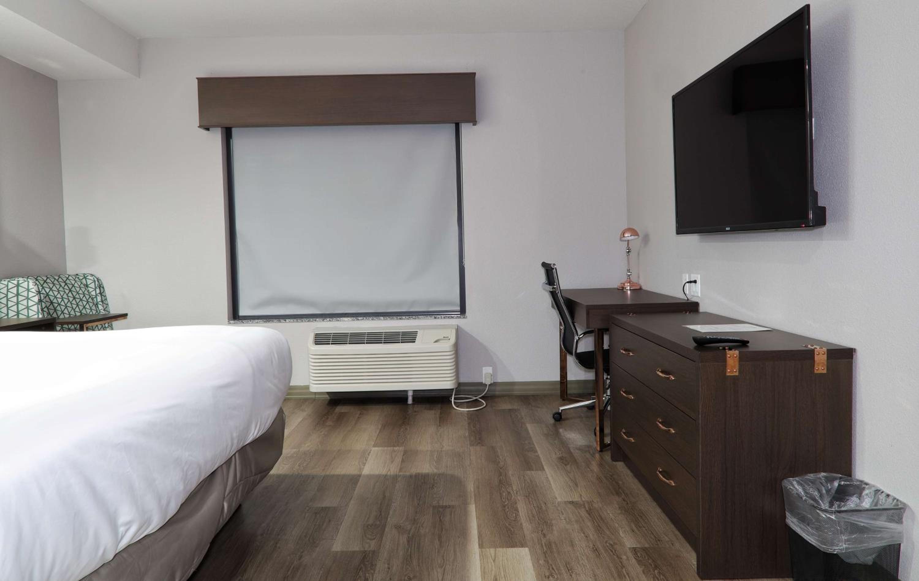 King Suite - Non-Smoking - Photo 2