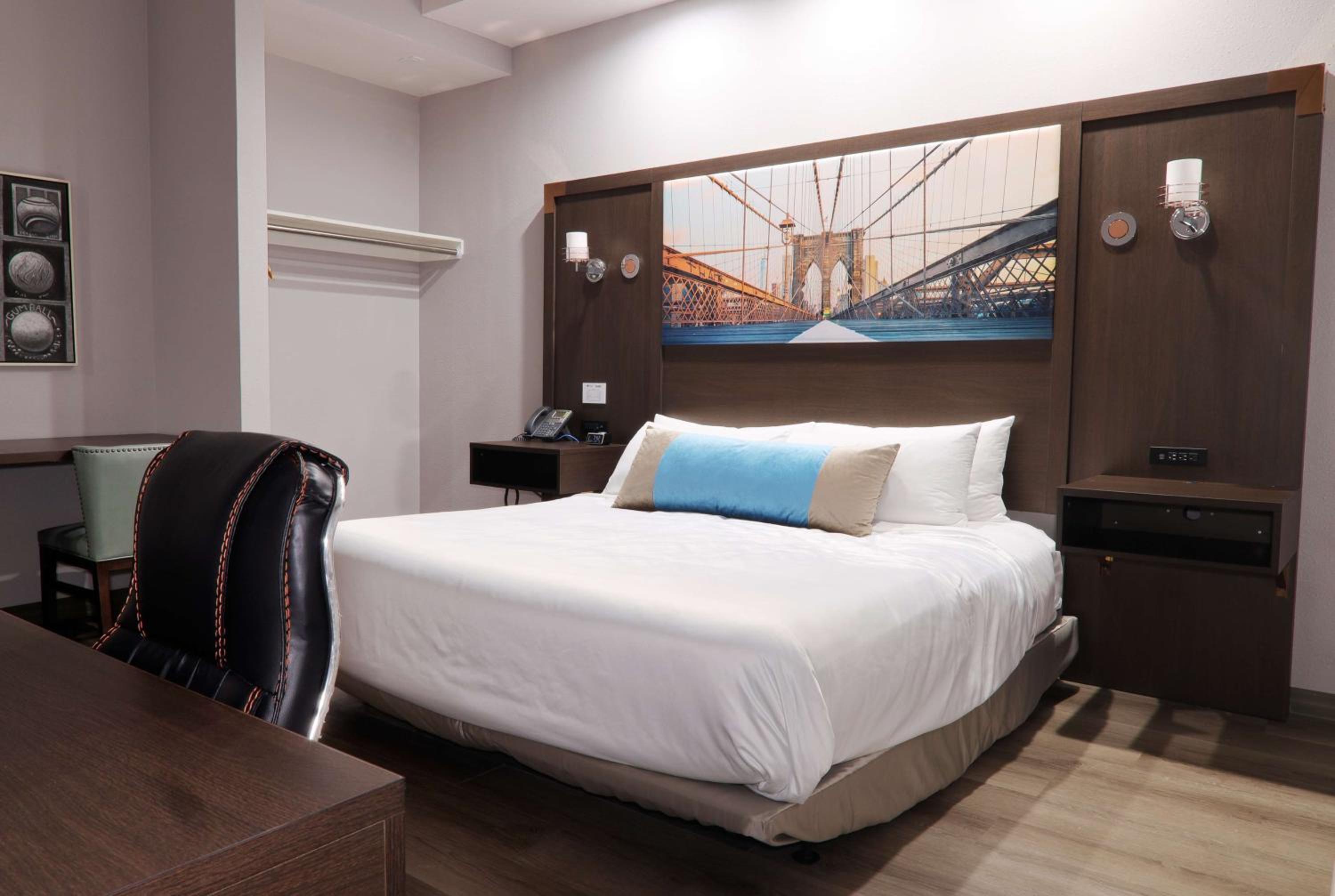 One-Bedroom King Suite with Bath Tub, Sofa Bed and Full Kitchen - Disability/Non-Smoking - Photo 1