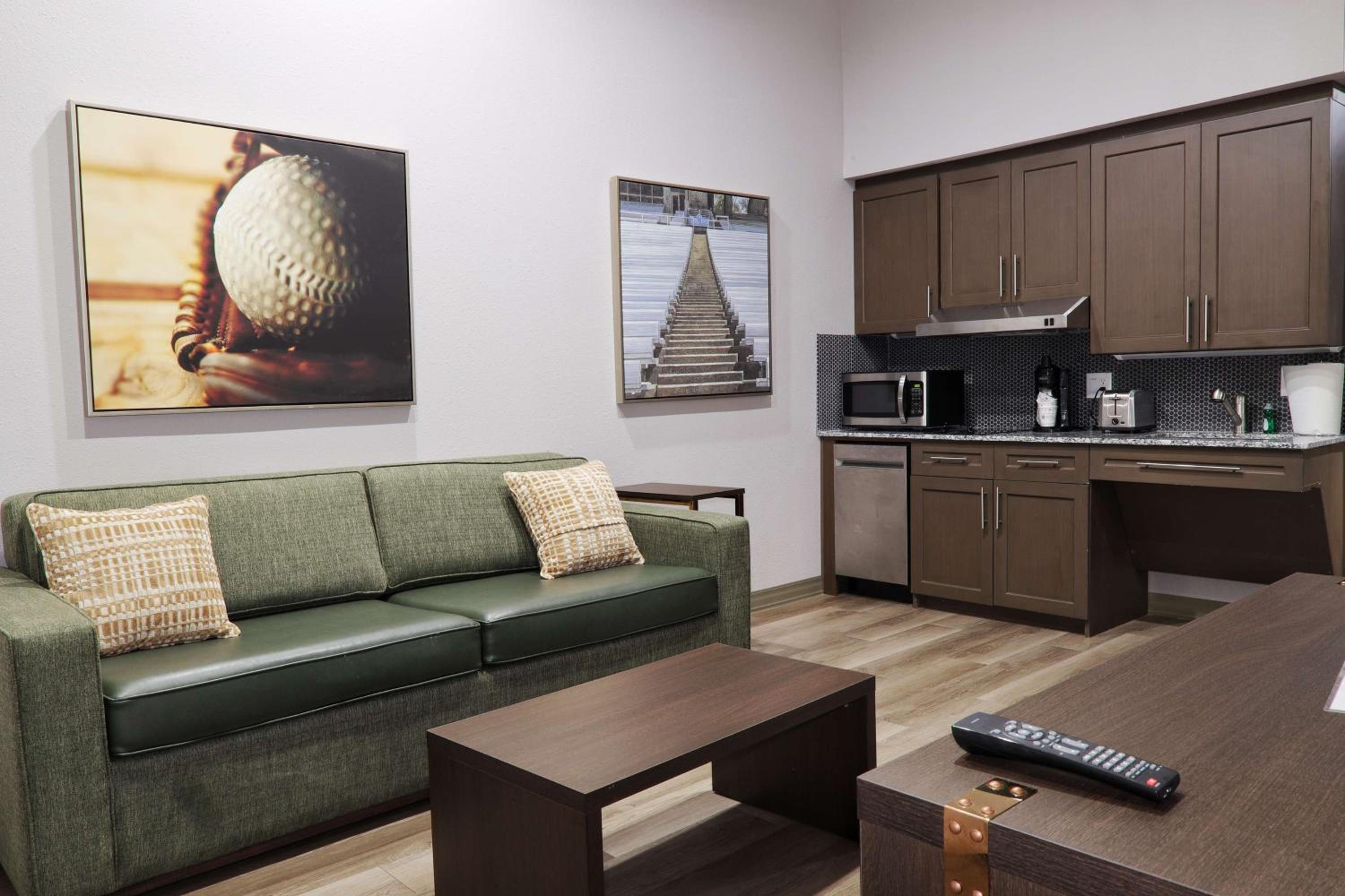 One-Bedroom King Suite with Bath Tub, Sofa Bed and Full Kitchen - Disability/Non-Smoking - Photo 2