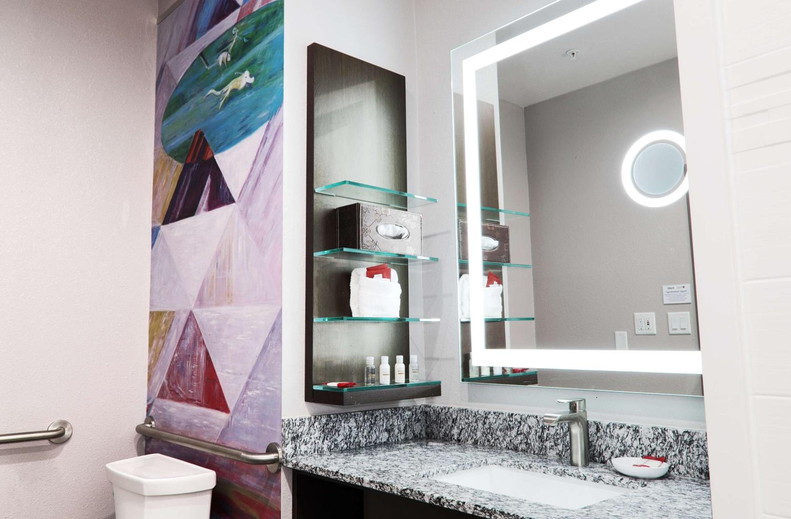 King Suite with Bath Tub and Kitchenette - Disability/Non-Smoking - Photo 4